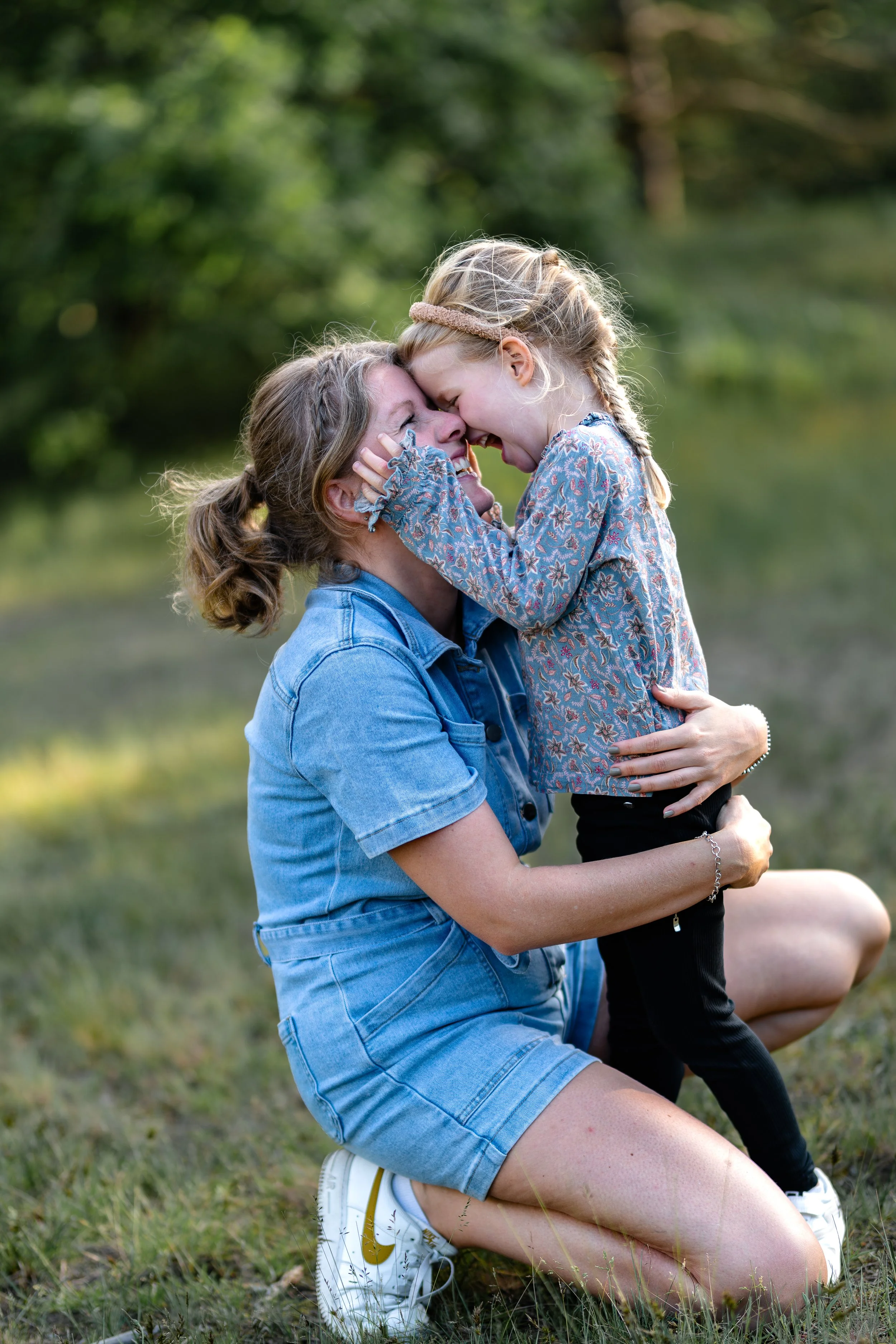 kind knuffelt vrolijk kinderfotoshoot energiek HSP kind Almere
