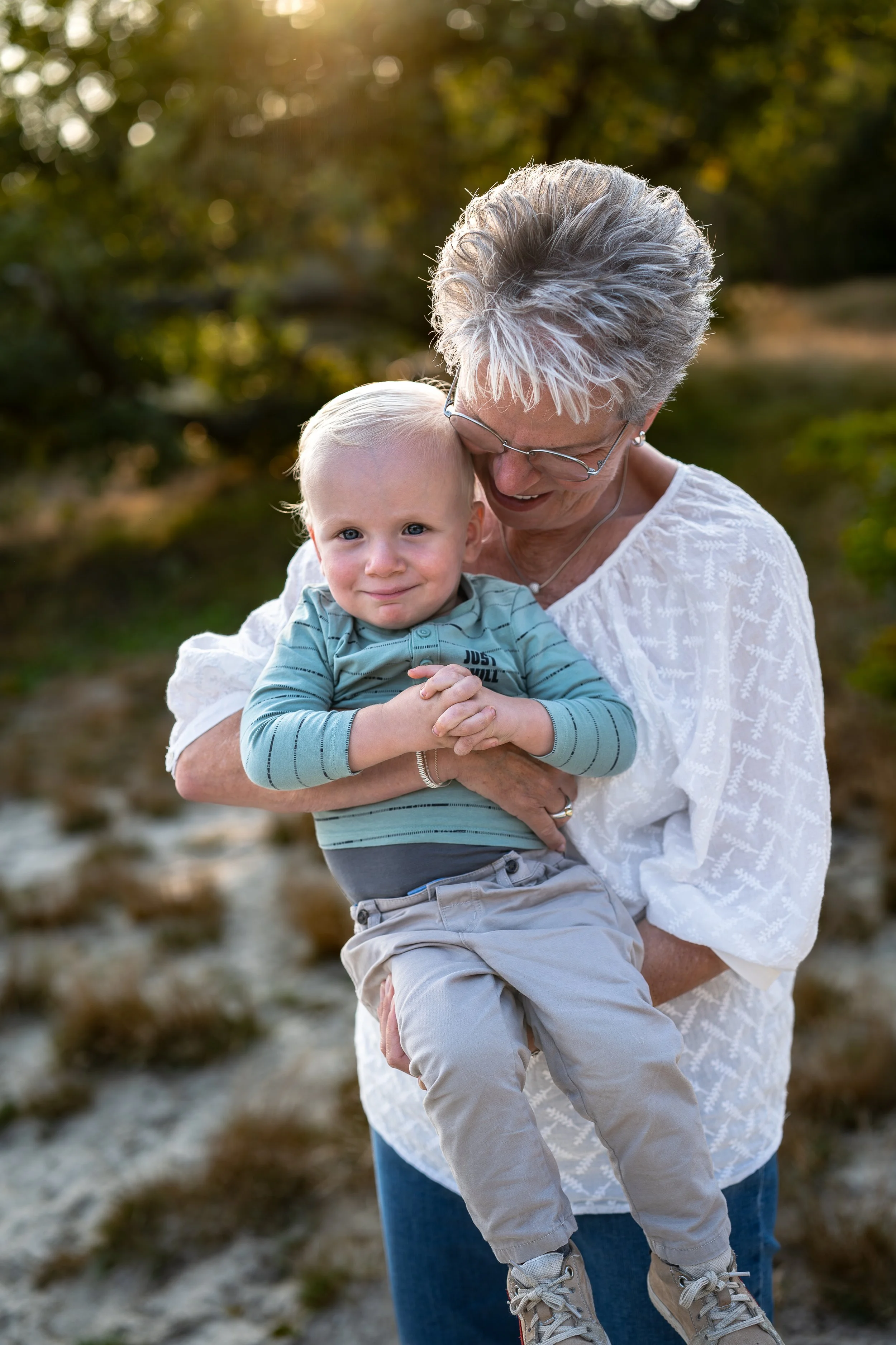hoogsensitief jongetje met oma in avondschemering rustige kinderfoto Moments by Kim
