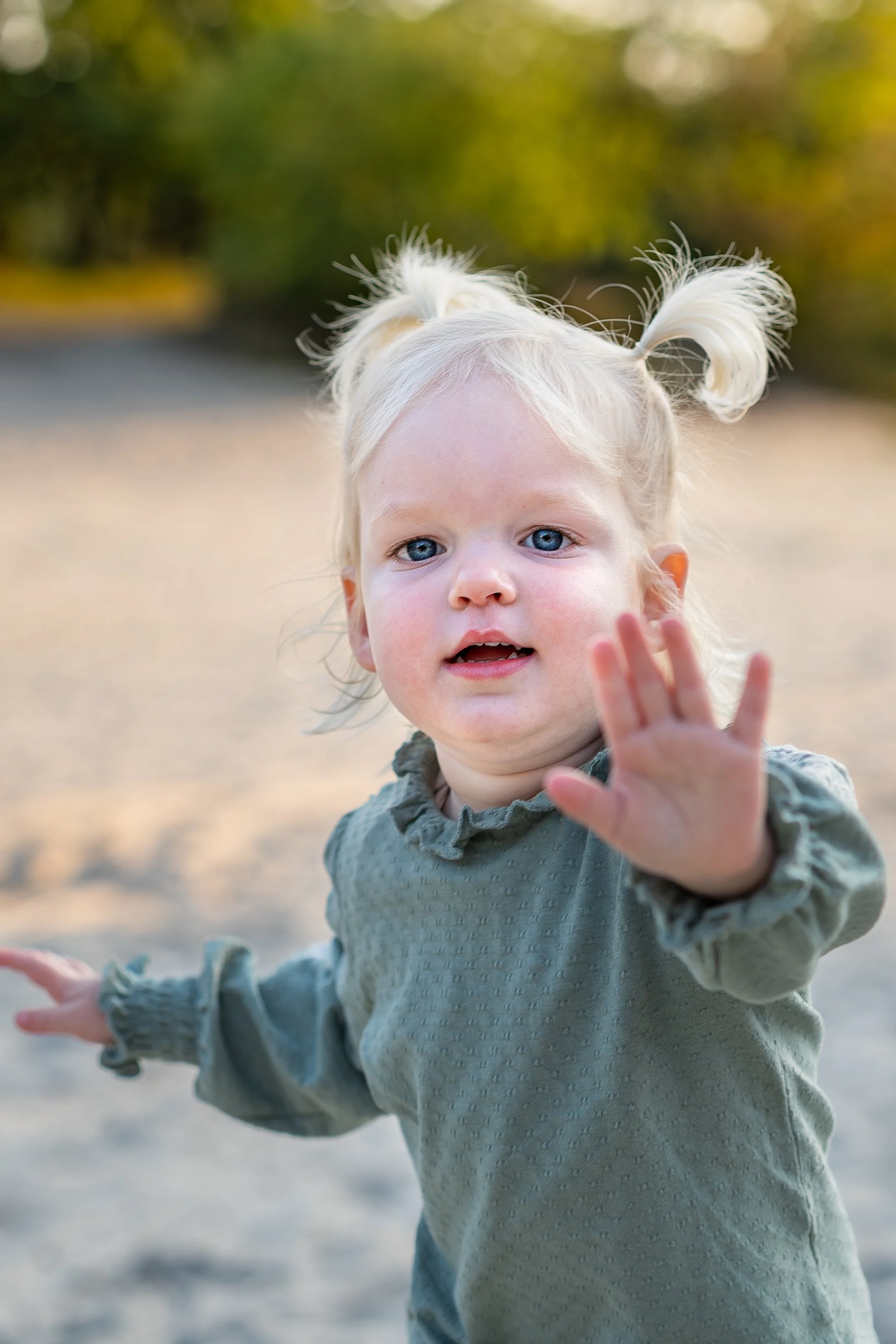 close-up hi five spontaan hoogsensitief kind kinderfotograaf Noord-Brabant
