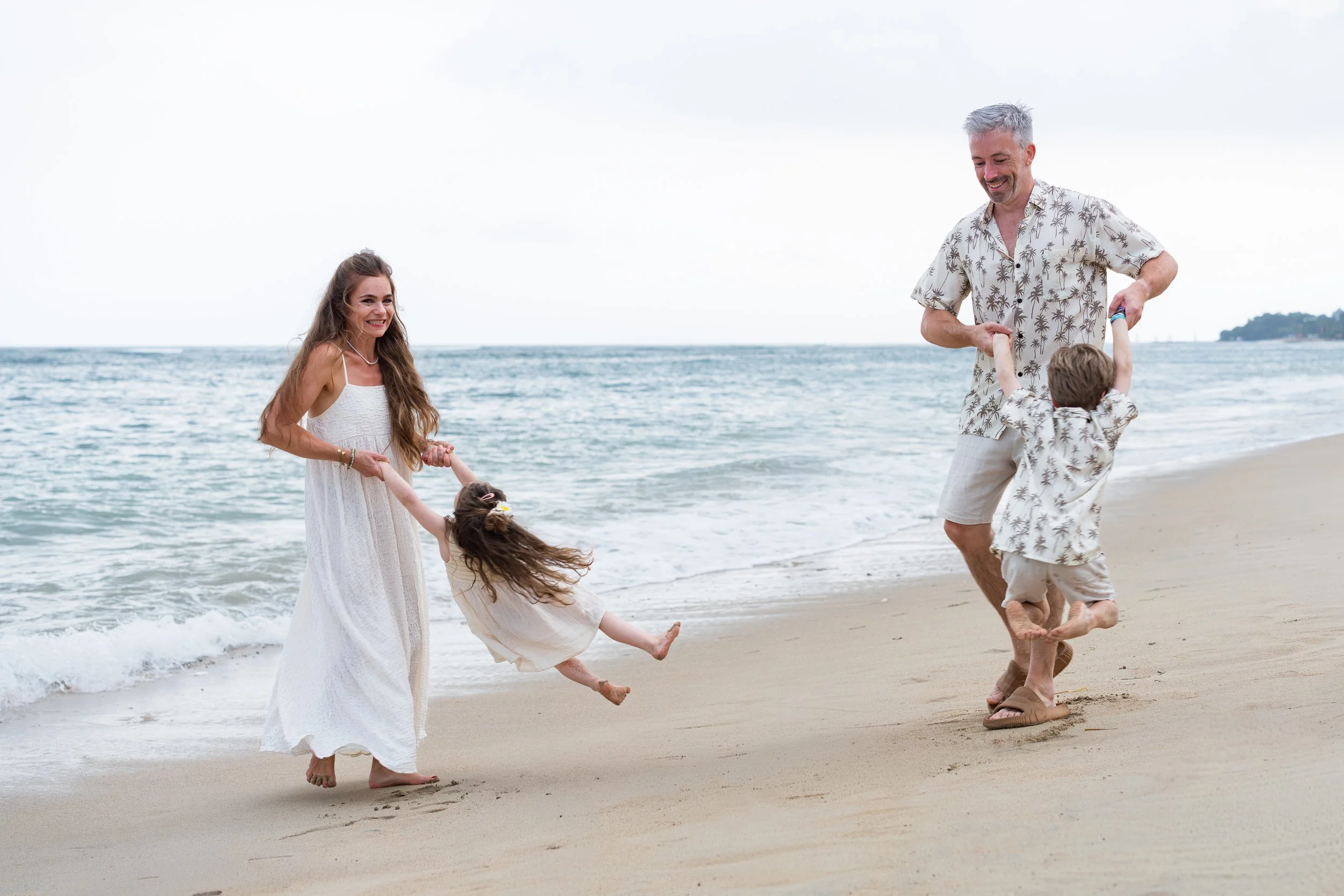 sensitief kind wordt spelenderwijs geslingerd door ouders tijdens kinderfotoshoot Almere Flevoland
