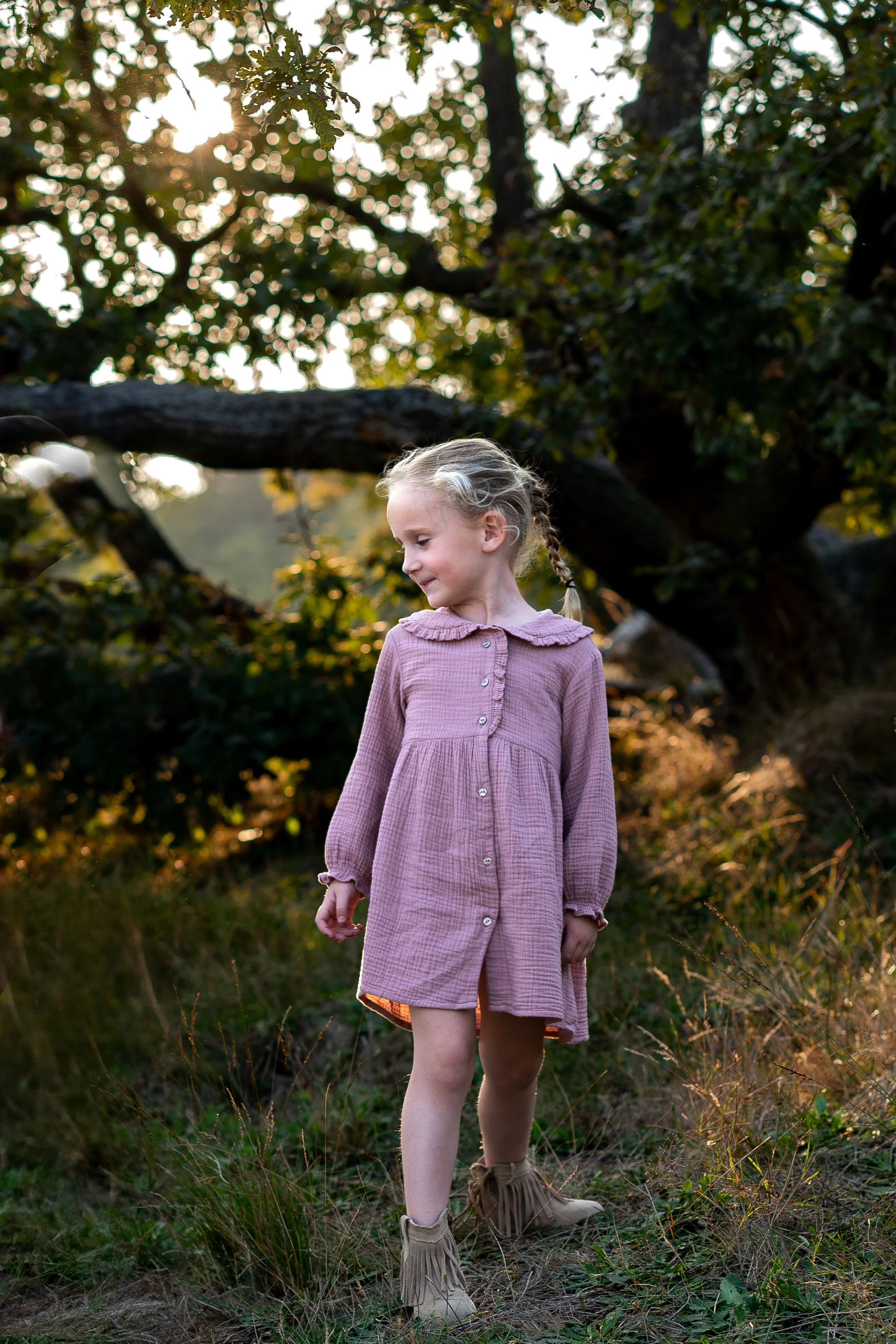 kind kijkt weg van camera echte moment kinderfotograaf Almere
