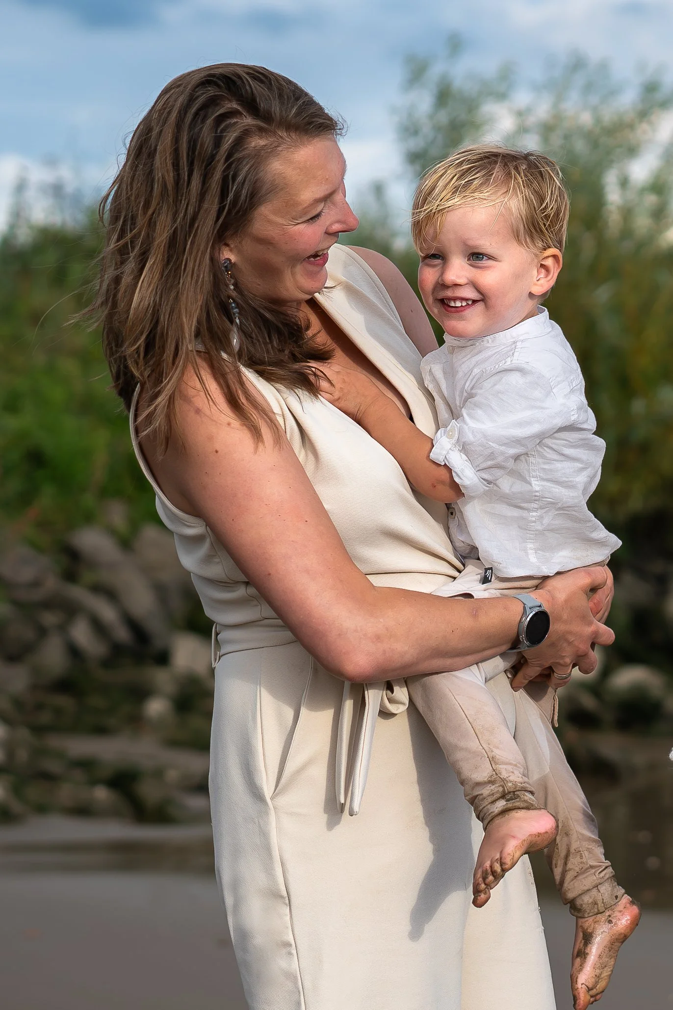 hoogsensitief kind kijkt in de verte kinderfotograaf Noord-Holland Flevoland
