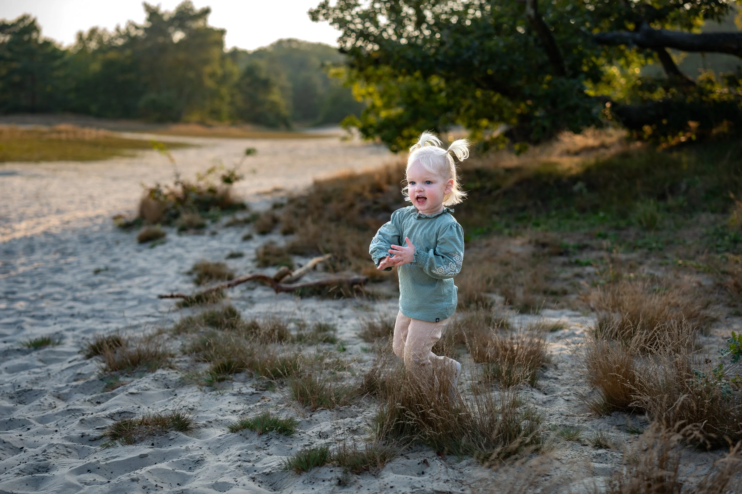 close-up lach spontaan hoogsensitief kind kinderfotograaf Noord-Brabant

