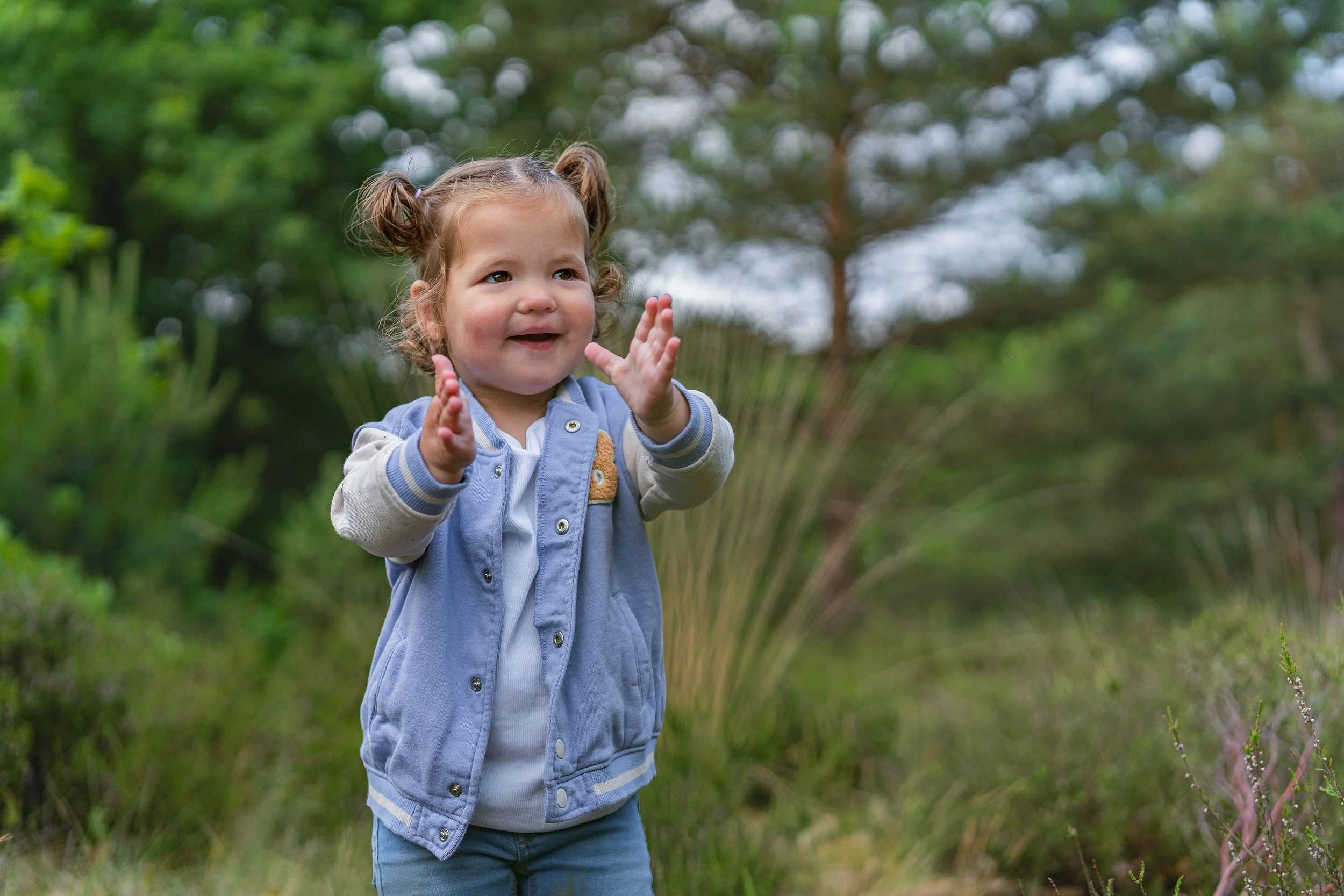 kind verstopt gezicht kinderfoto authentiek neurodivers Almere Noord-Holland
