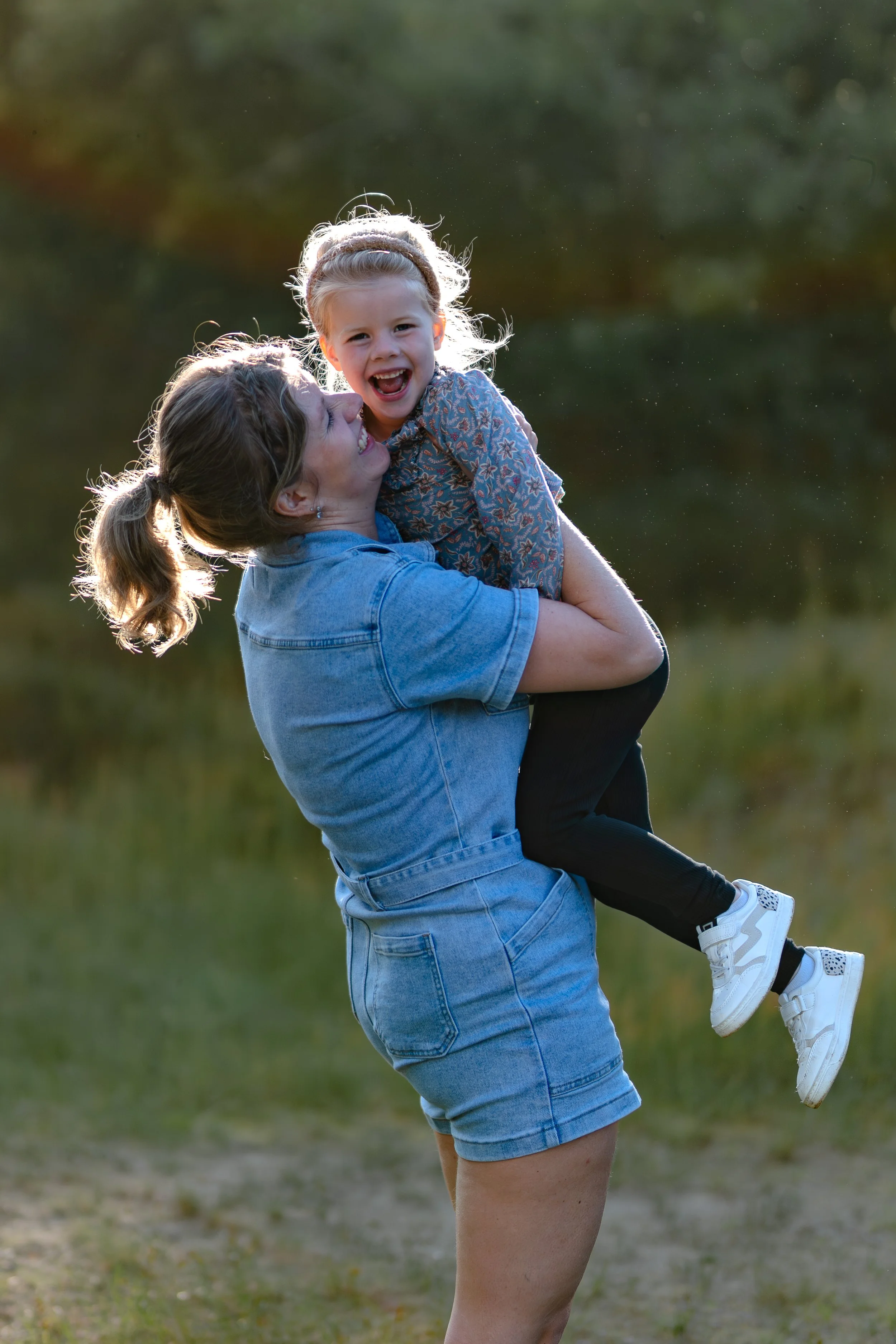 Moeder en dochter heel erg gelukkig tijdens gezinsshoot