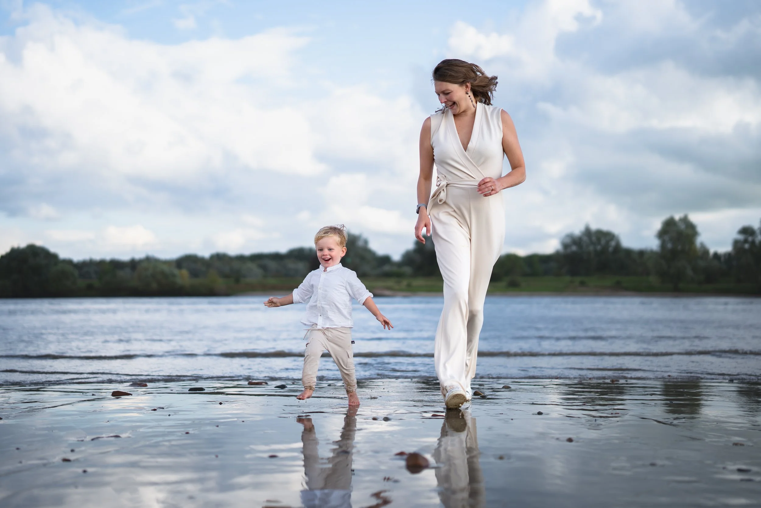 kind speelt in zand buiten kinderfotografie sensitief kind Almere
