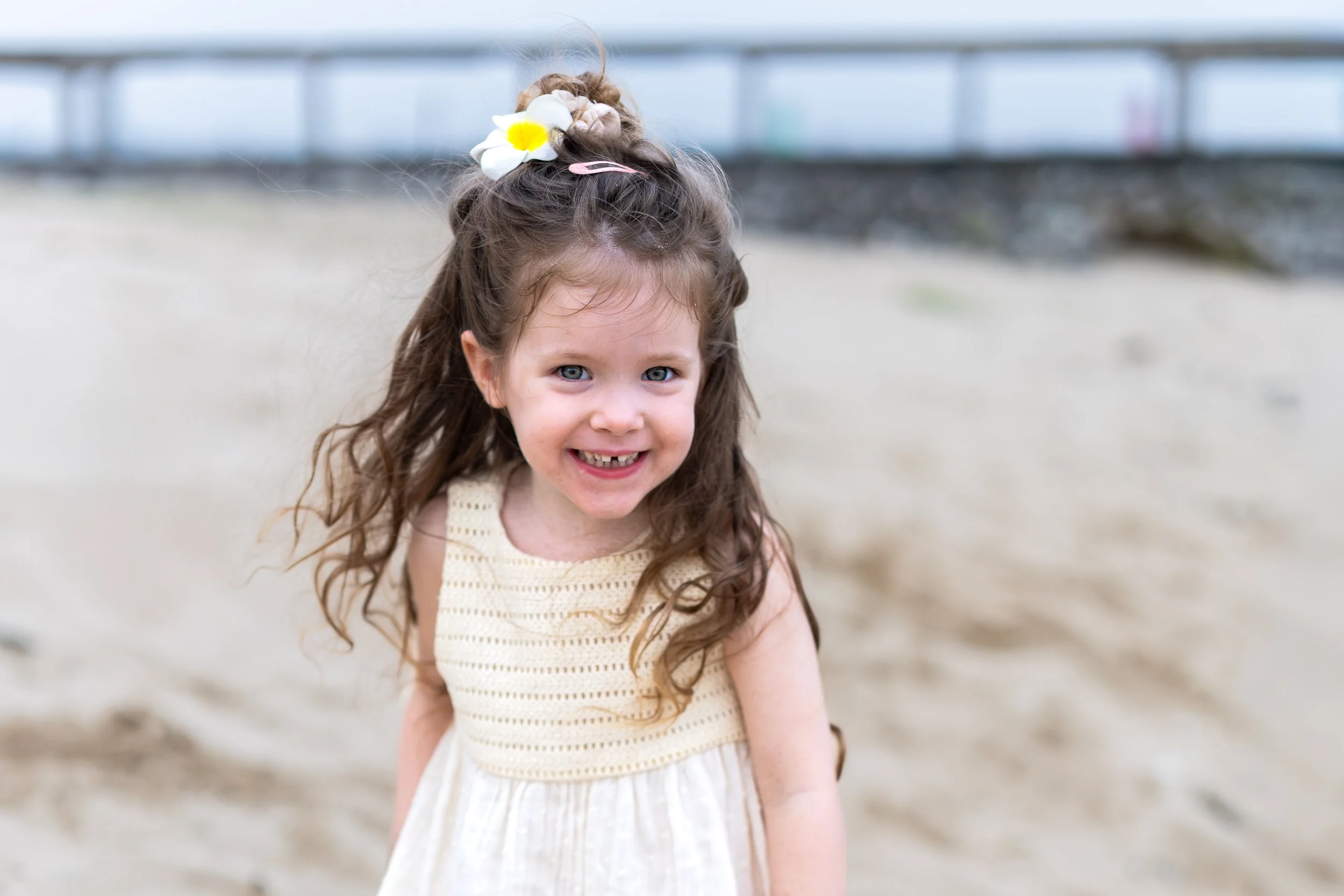 closeup van ontspannen gevoelig meisje op het strand in Limburg