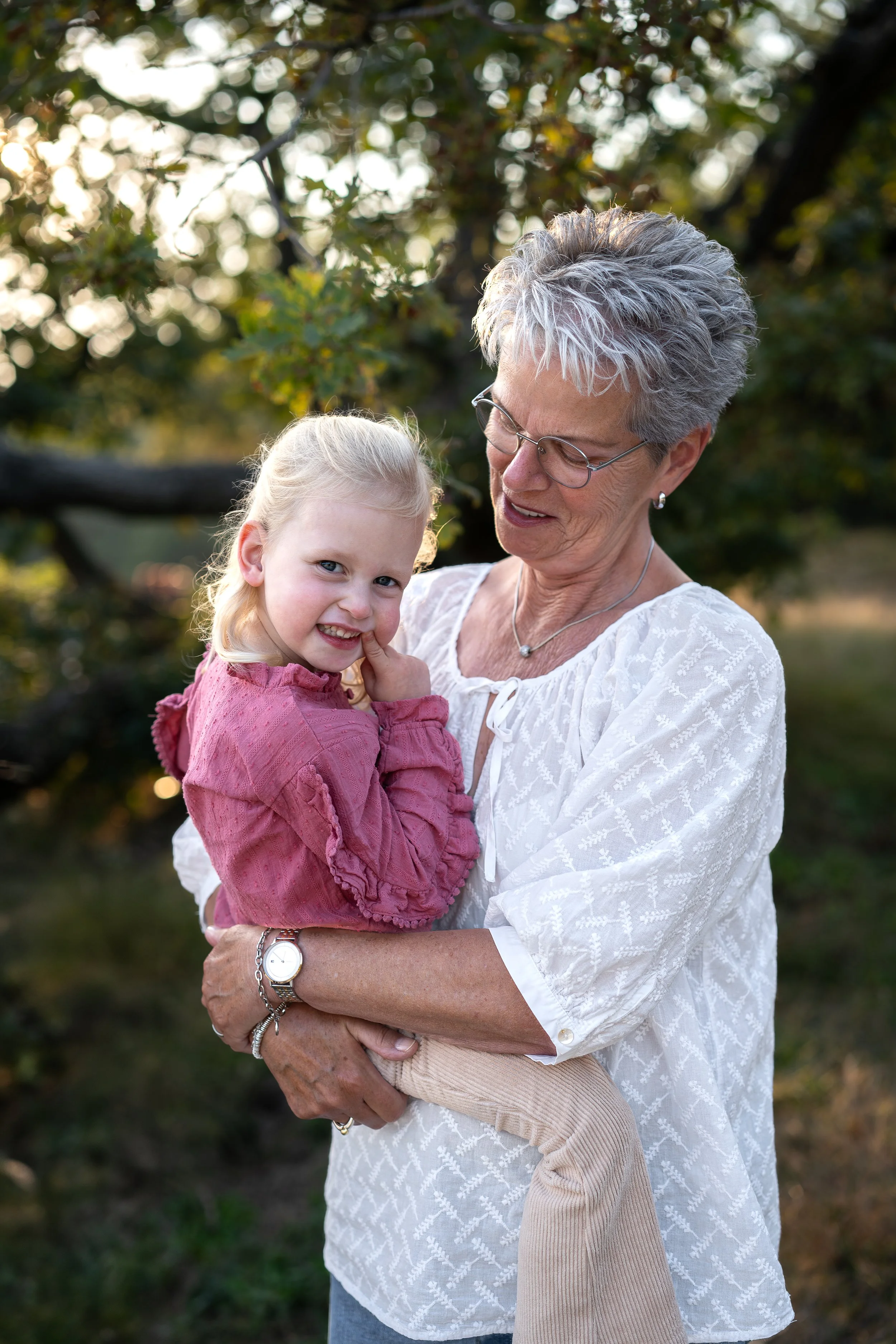 hoogsensitief kind met oma in avondschemering rustige kinderfoto Moments by Kim
