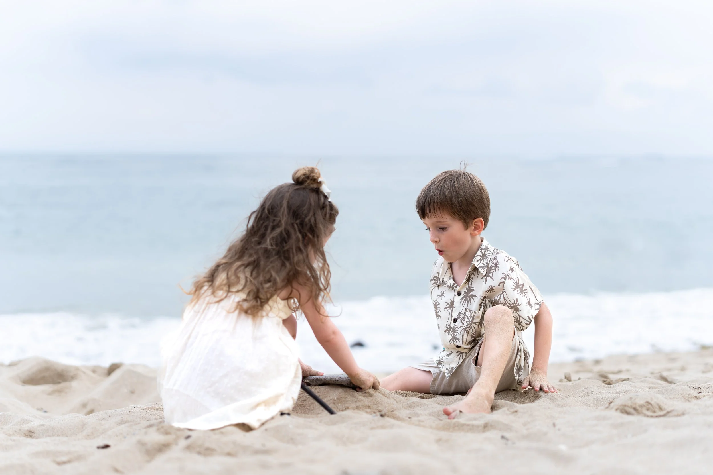 hooggevoelige kinderen spelen met zand op het strand