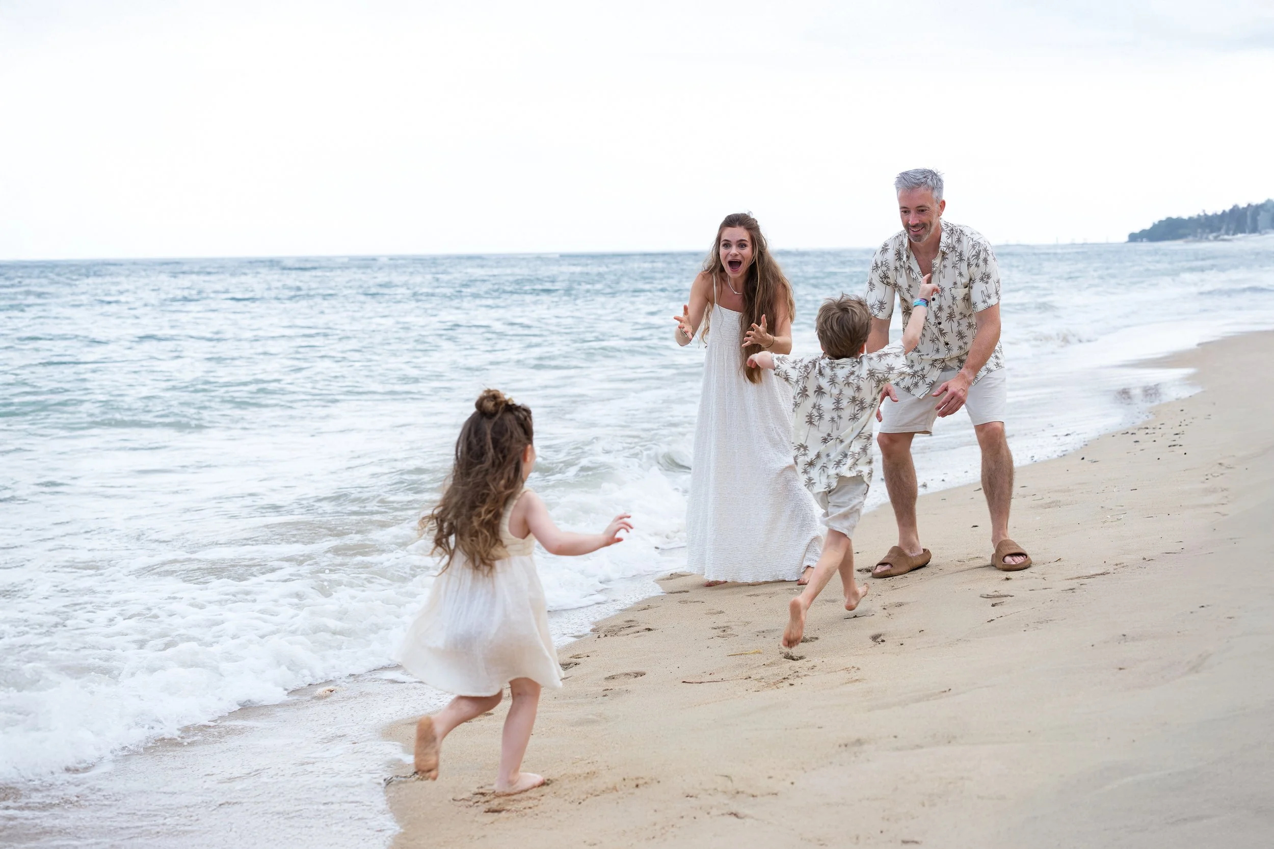 spontane foto van broer en zus die blij op papa en mama afrennen