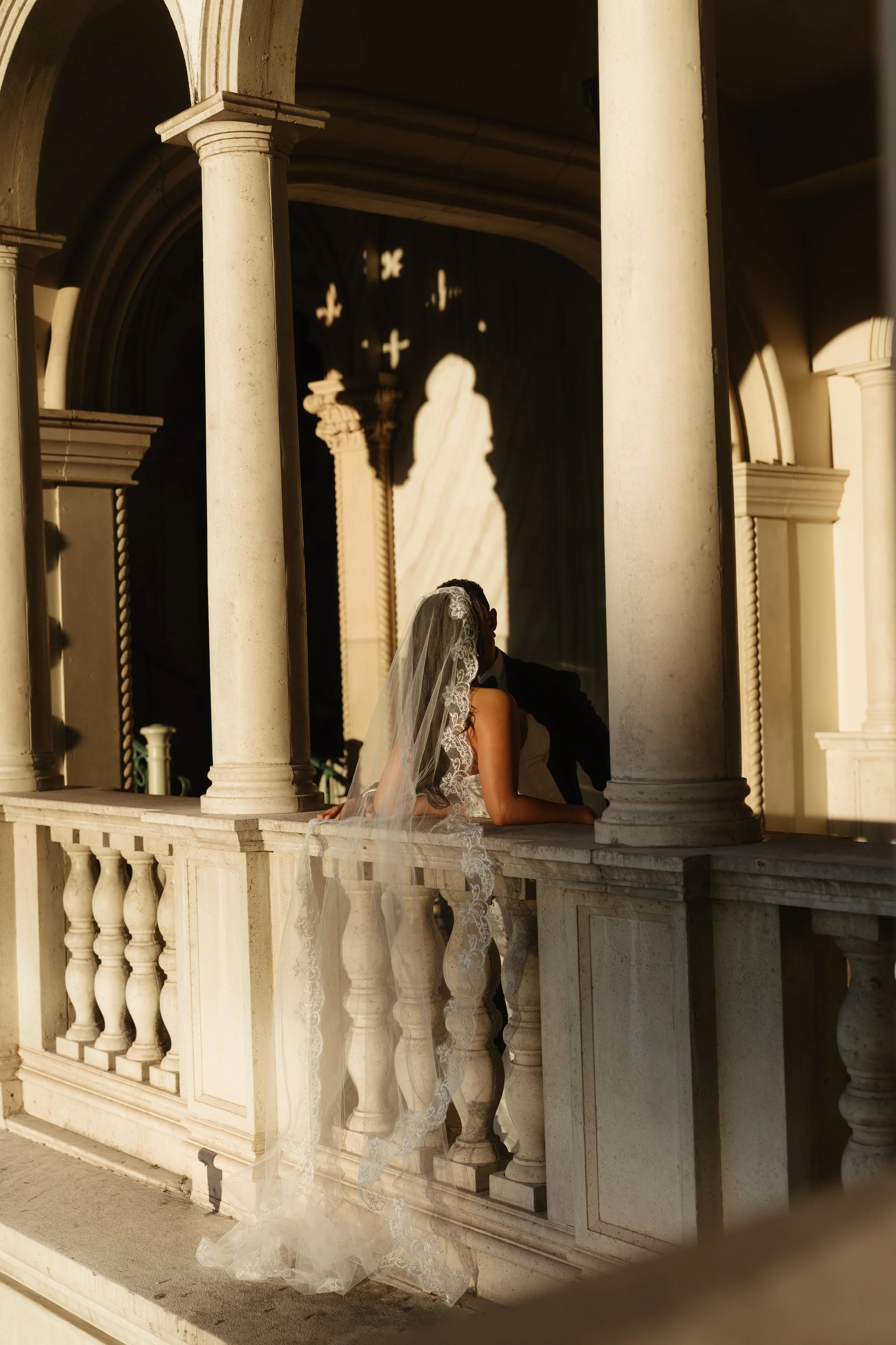 the-venetian-las-vegas-courtyard-couple-photos.jpg