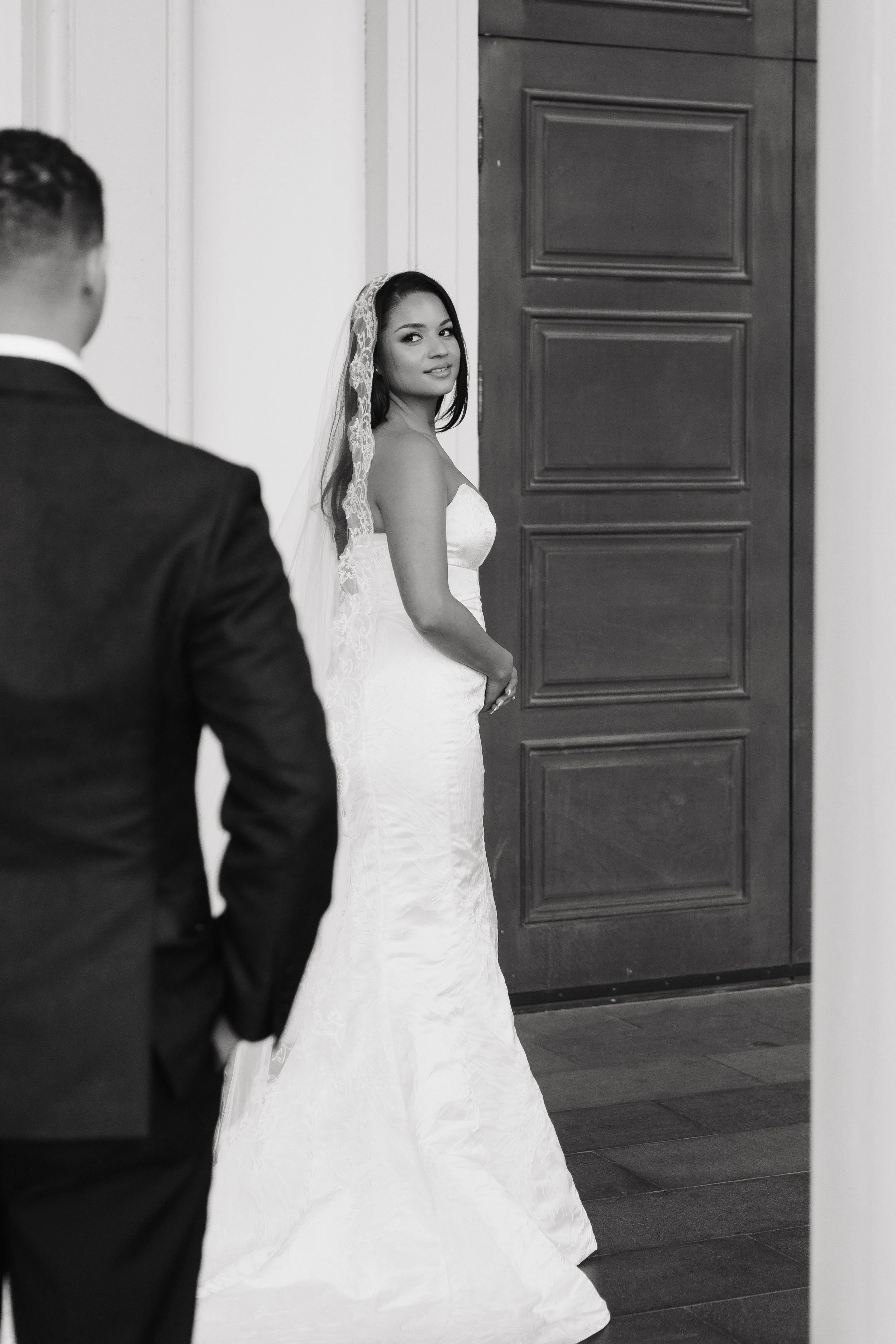 the-venetian-las-vegas-wedding-couple-walking.jpg