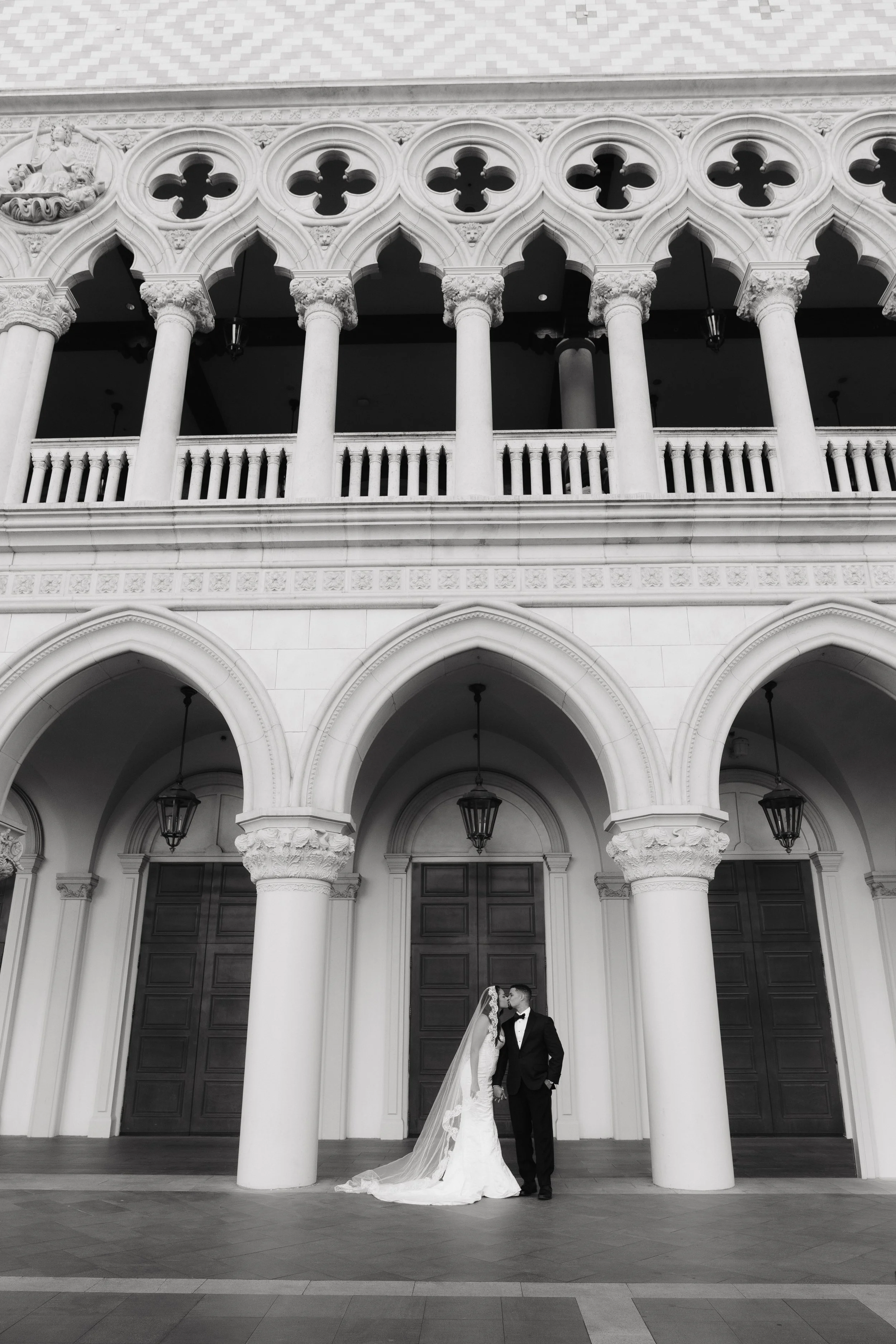 venetian-las-vegas-newlywed-portraits-golden-hour.jpg