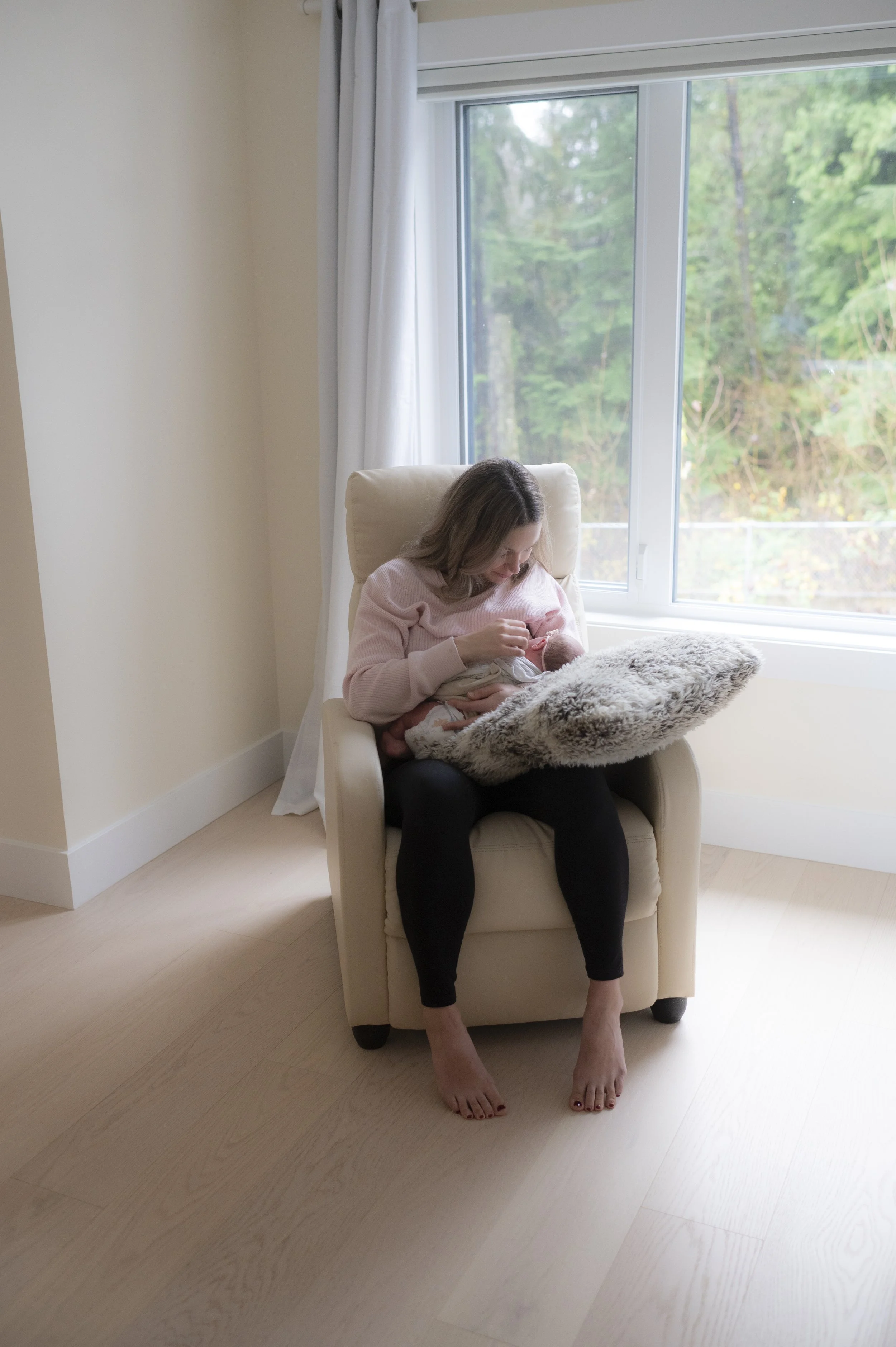 Postpartum doula, support mother through breastfeeding journey