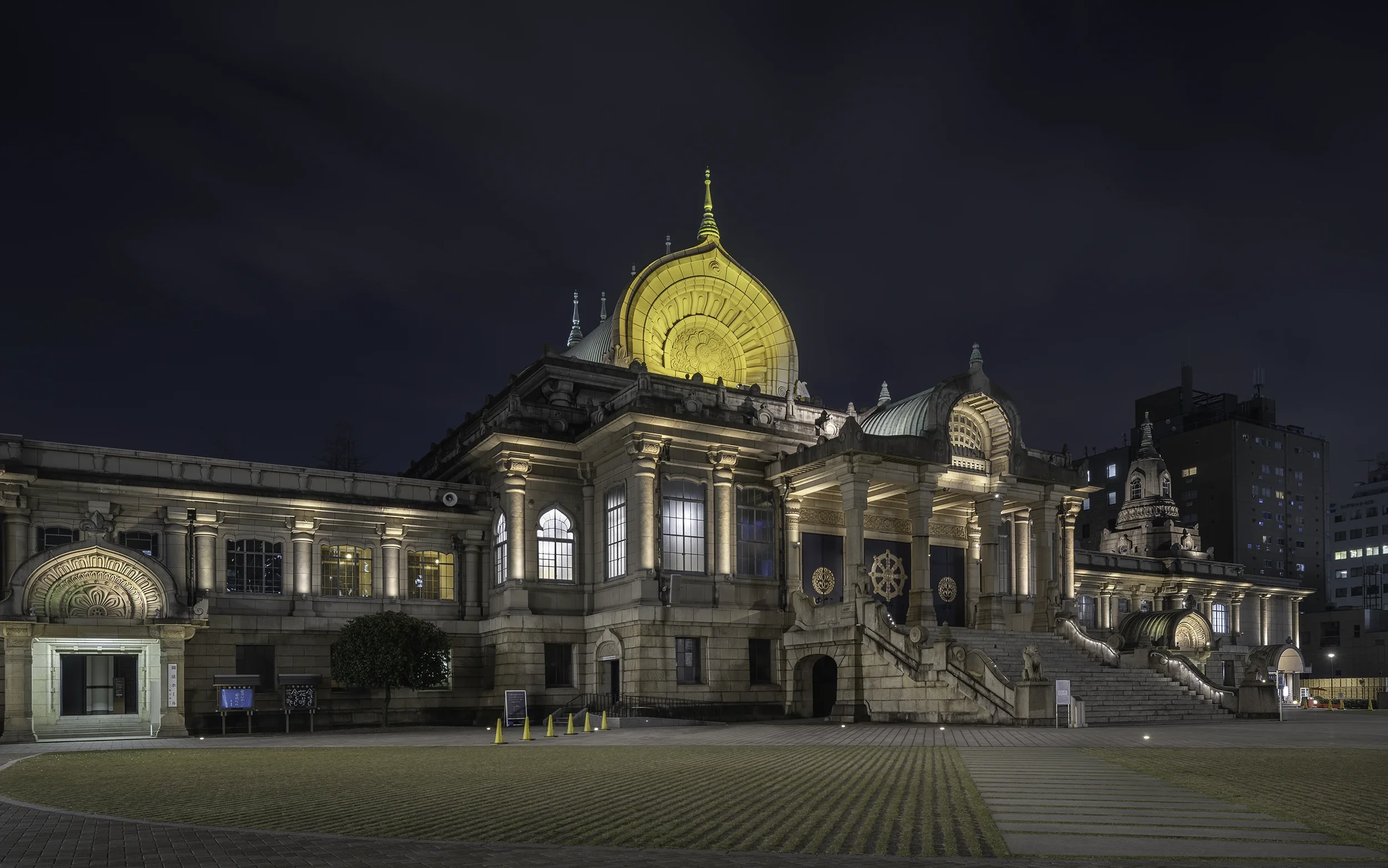 Japan Photographer Nicolas Wauters - Tsukiji Hongan Ji temple.webp