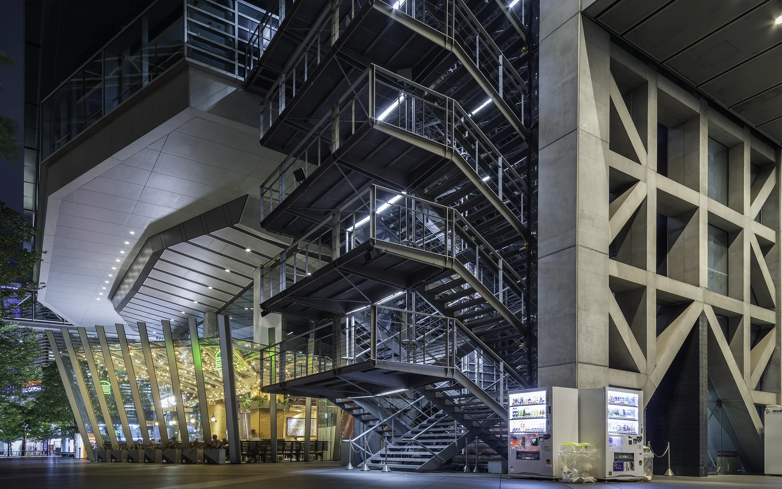 Japan Photographer Nicolas Wauters - Tokyo international Forum.webp