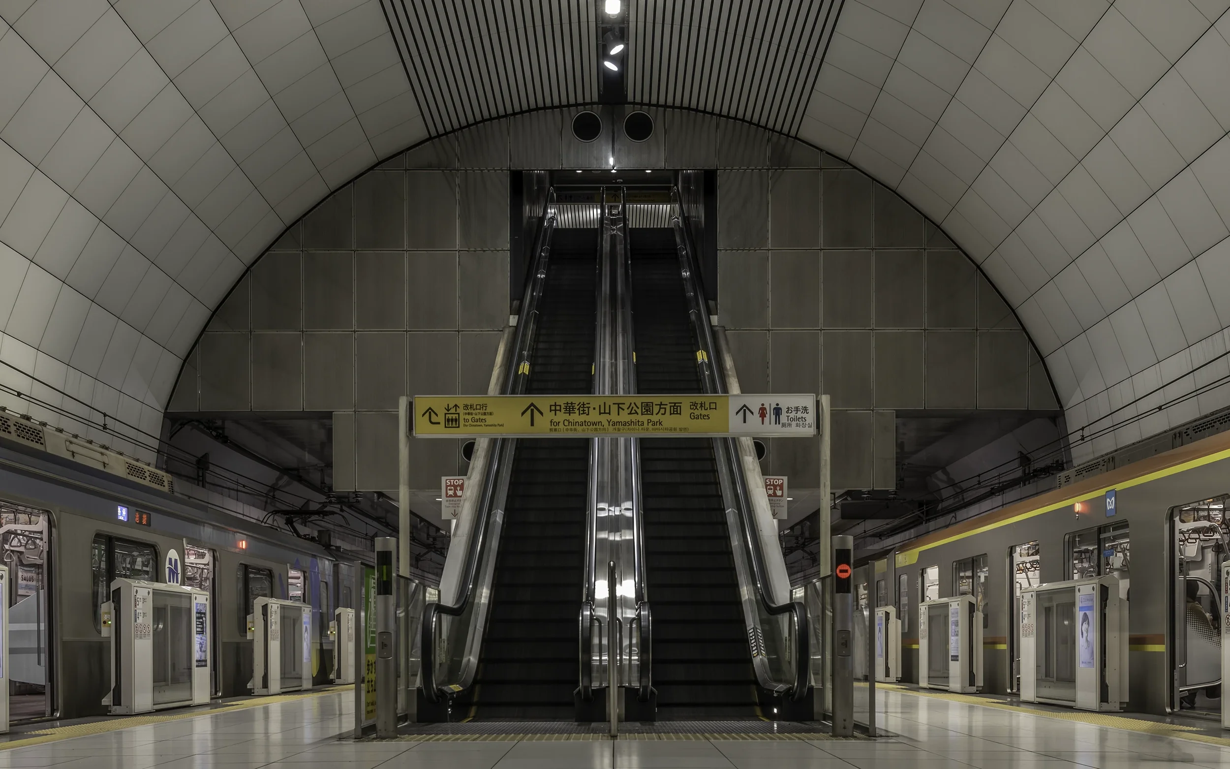 Nicolas Wauters Japan Photographer - Yokohama Subway Station.webp