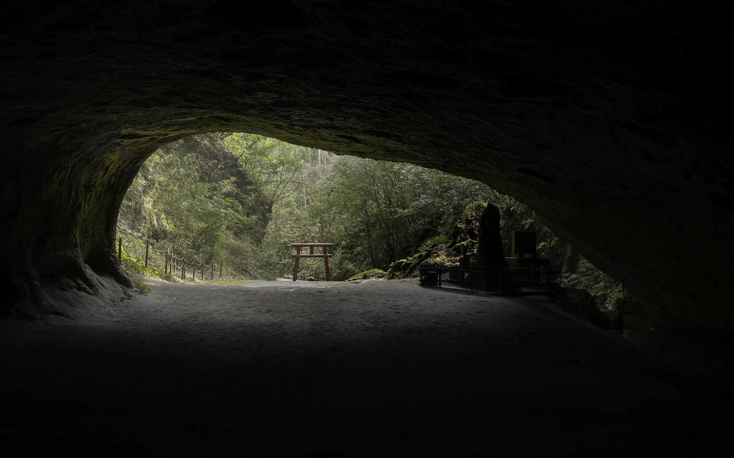 Japan Photographer Nicolas Wauters - Mizonokuchi Caves.webp