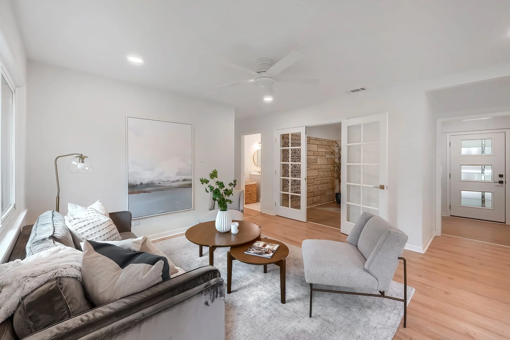 Bright and welcoming lounge in Garrison Park, South Austin, offering a cozy setting for relaxing or entertaining.