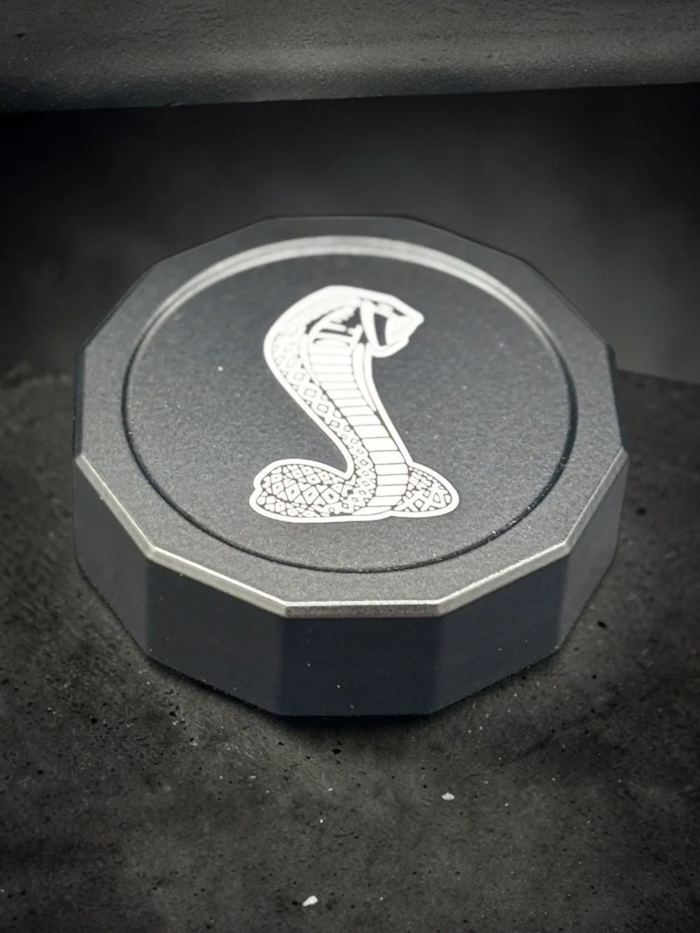 Faceted billet reservoir cap