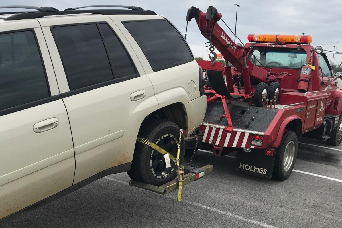 Flatbed Towing vs. Wheel-Lift Towing: Which One Is Right for Your Vehicle?