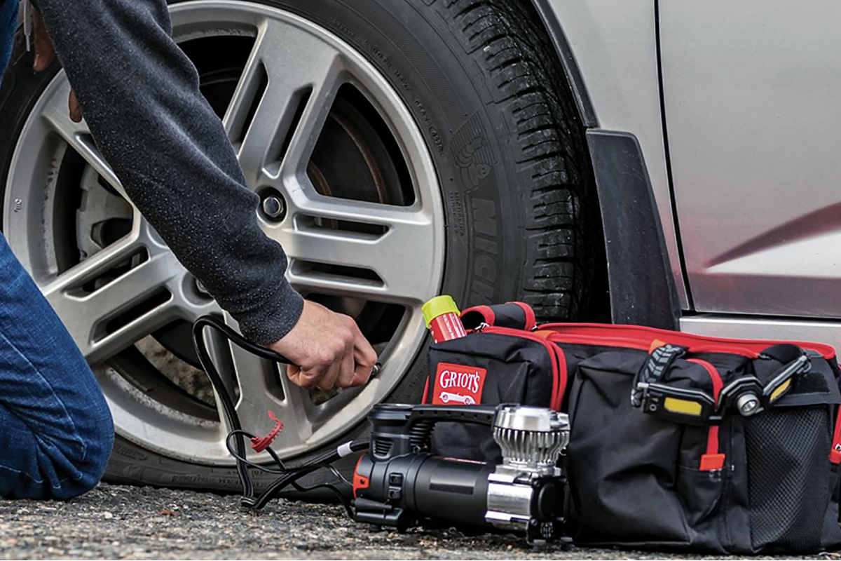 What Drivers Should Keep in Their Emergency Car Kit Year Round