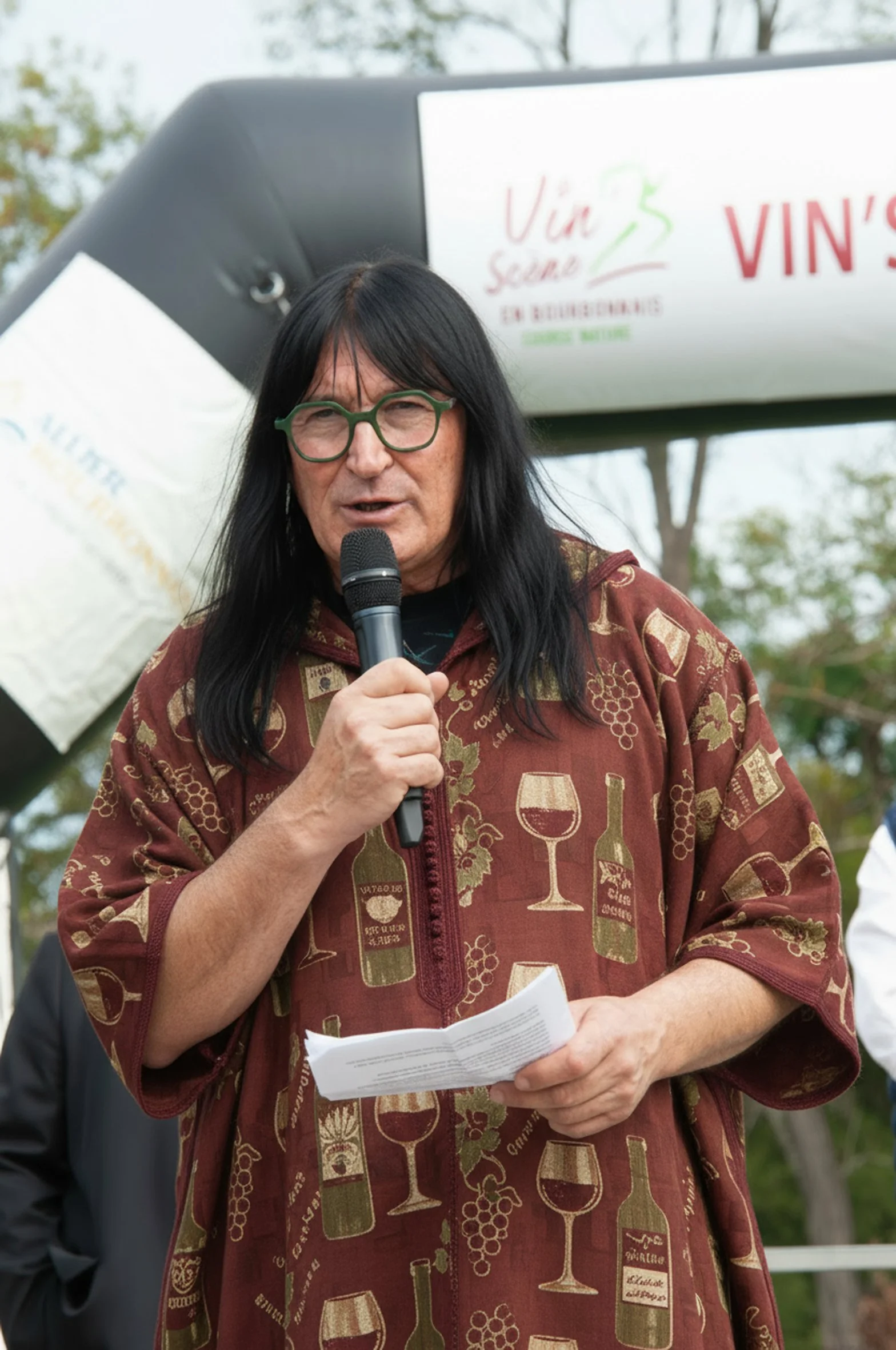_BUS0910. le vin magique qui fait repousser les cheveux.jpg