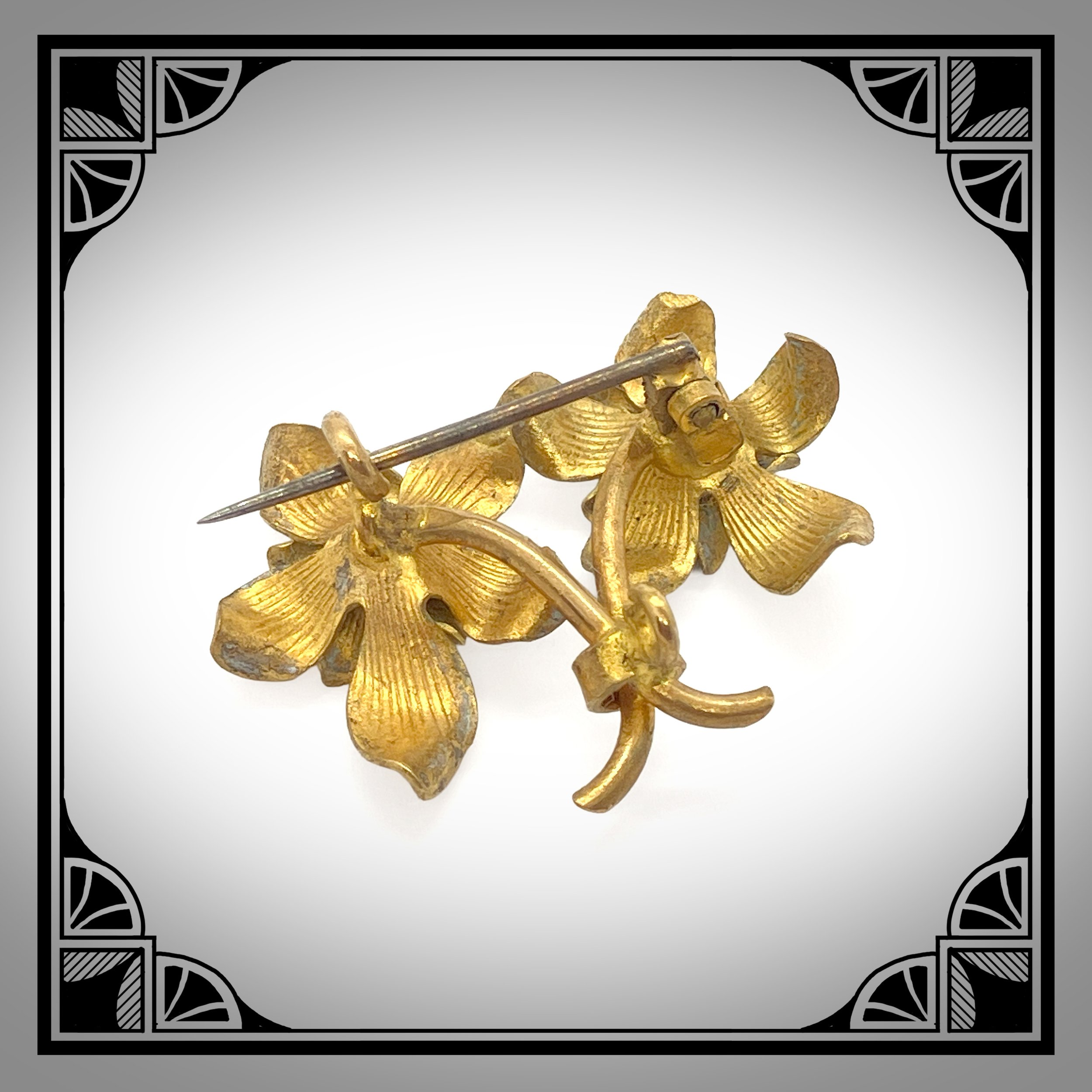 1900s Gold Plated Art-Nouveau flower brooch set with rhinestones 2.jpg
