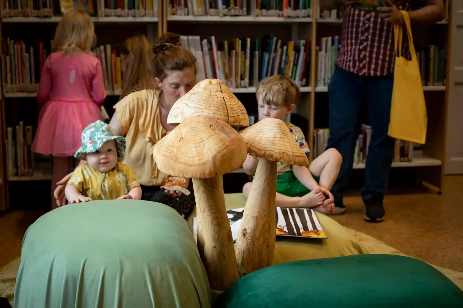 svampar-i-trä-bibliotek-offentlig-miljö.webp