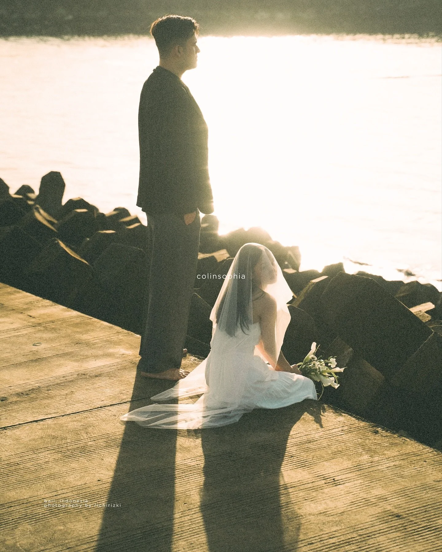 ColinSophia
Sejujurnya aku tidak se extrovert itu. Tapi bertemu dengan couple yg aku potret membuatku menyesuaikan keadaan dengan mereka. Contohnya pada mereka, mereka begitu extrovert dan entah bagaimana aku bisa terbawa suasana dan berbaur dengan i