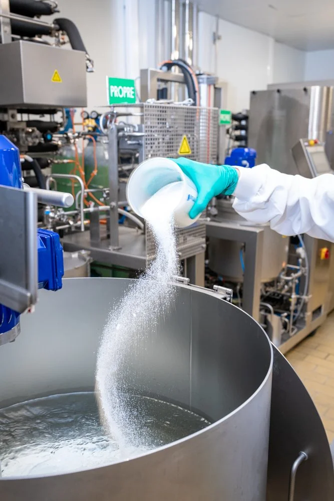 Opératrice en laboratoire de production, photographie d'entreprise par Eloi de La Monneraye