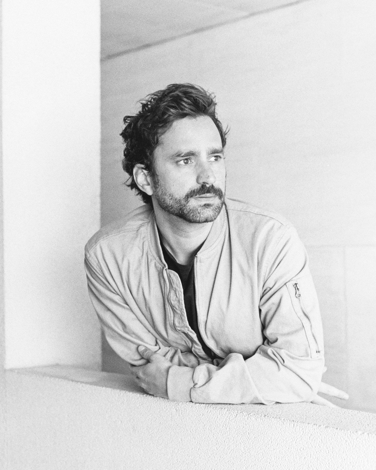 Portrait noir et blanc d'un homme, photographie de portrait par Eloi de La Monneraye