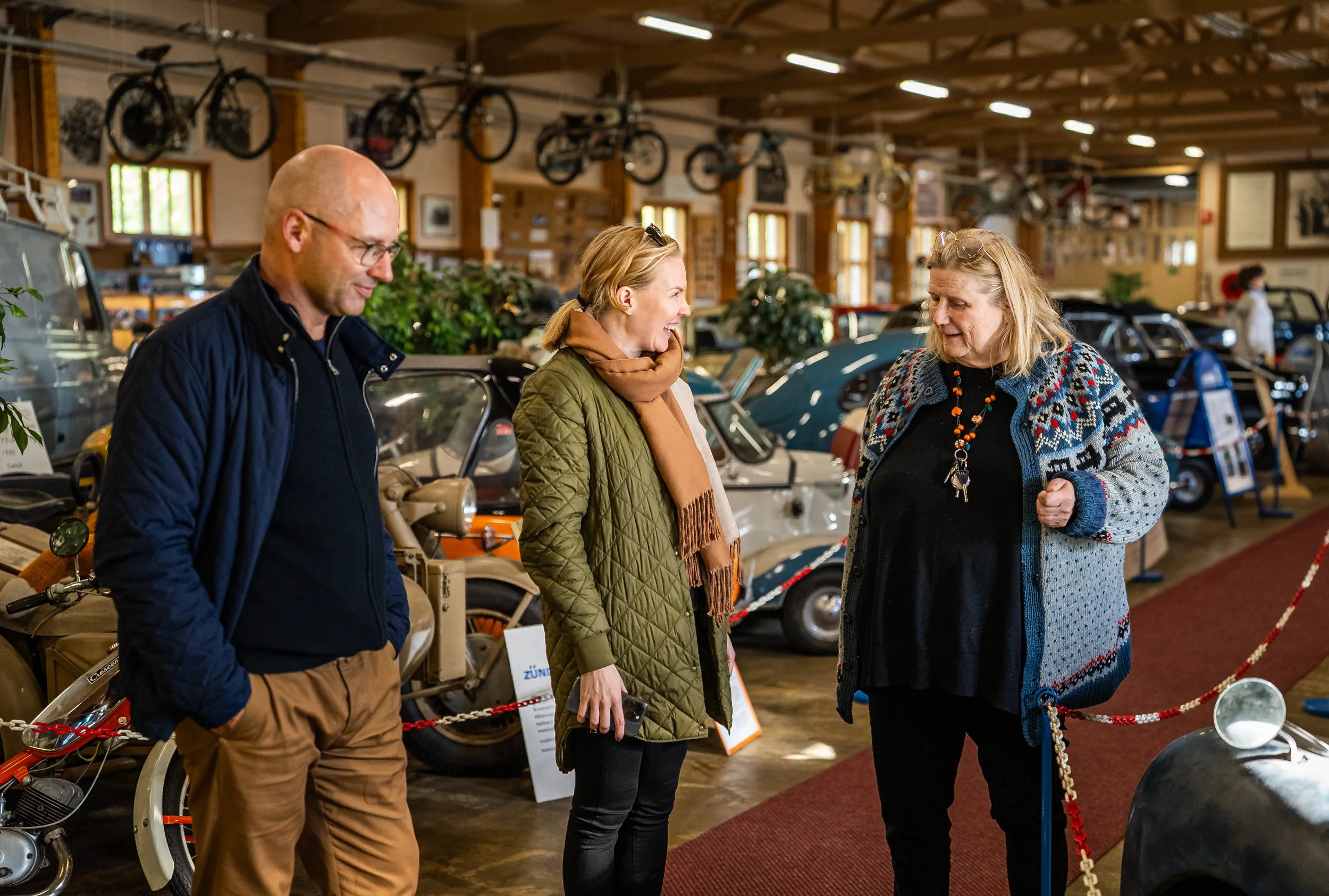 Kangasalan Veden toimitusjohtaja, markkinoinnin ammattilainen Suvi Nisula ja Kangasalla sijaitsevan automuseon omistaja keskustelevat museon tiloissa. Taustalla näkyy vanhoja autoja eri vuosikymmeniltä.