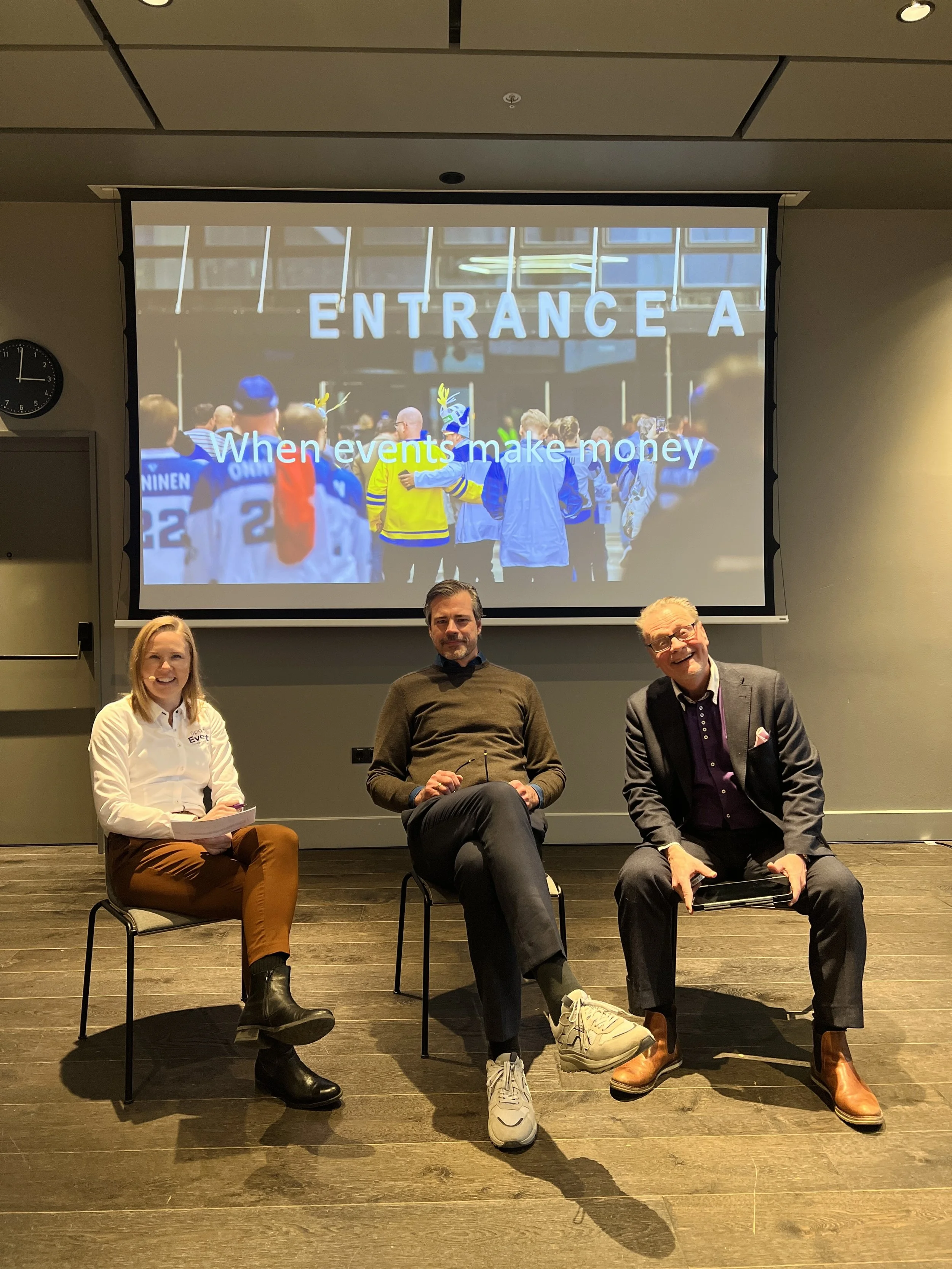 Nordic Even Hosts -tapaamisen 2026 paneelikeskustelu ja Suvi Nisula, Hans Aspgren ja Perttu Pesä Tanskan Kööpenhaminassa hymyillen lavalla. 