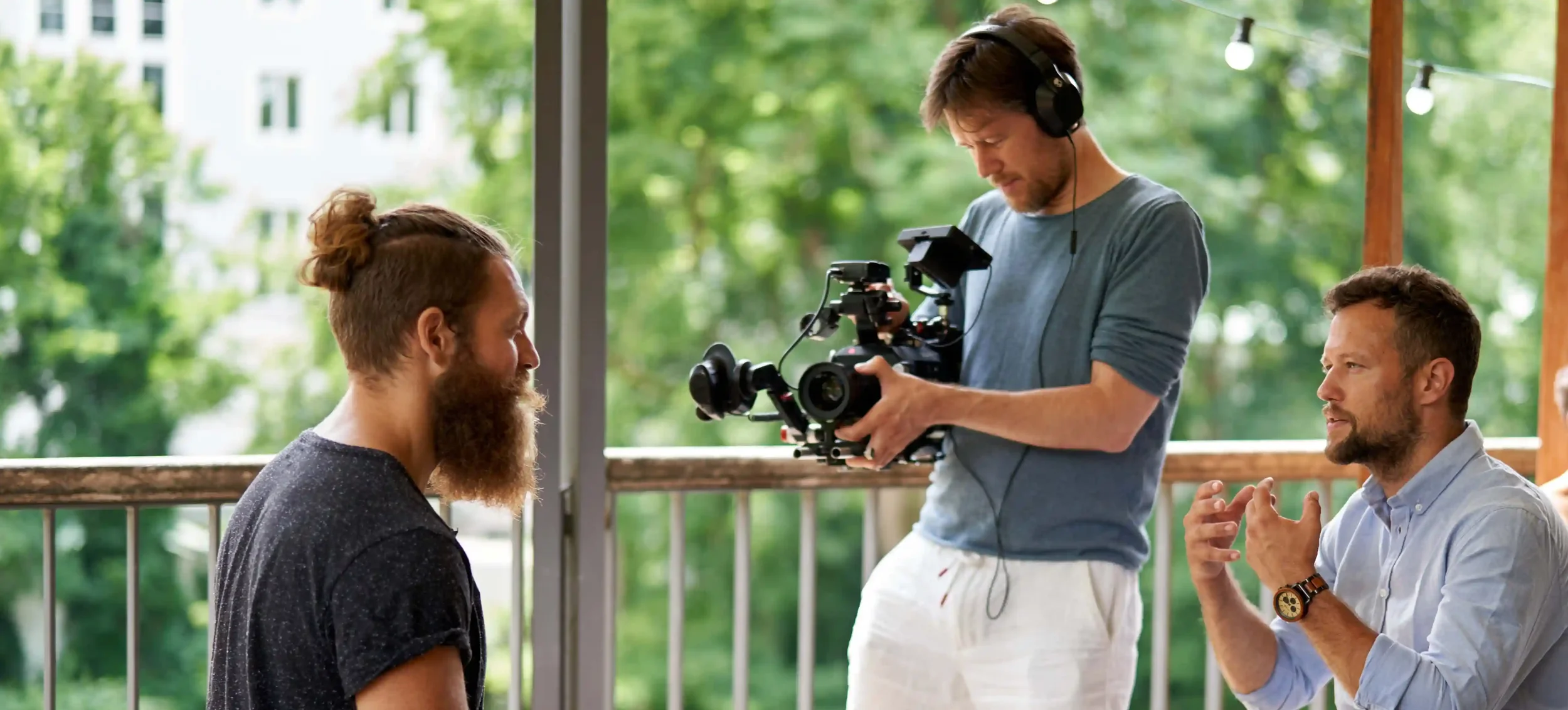 Jaco und Marvin Beydemüller führen ein Interview auf einem Festival. Mit der Sony FS7.