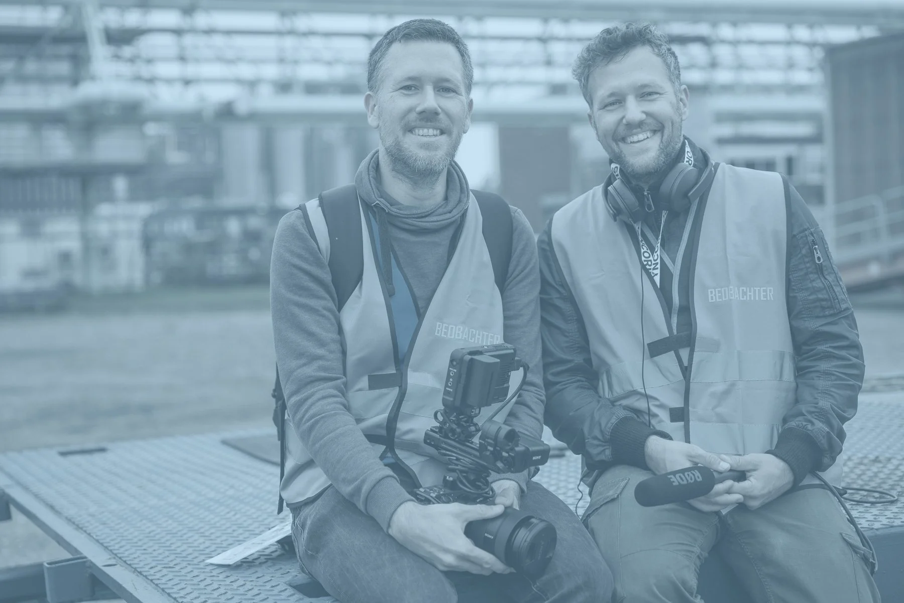 Jaco und Marvin Beydemüller im Chemiepark in Hürth. Sie filmen einen Großeinsatz.