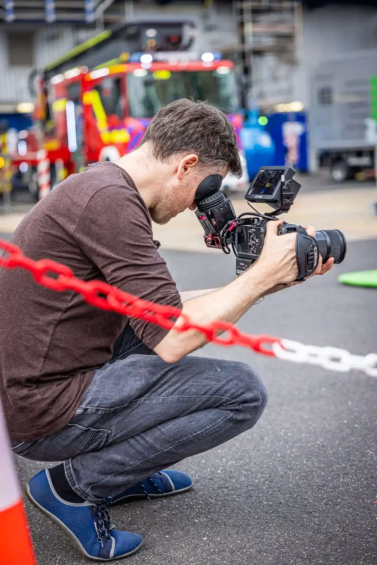 Marvin Beydemüller mit der Canon C70 bei einem Feuerwehreinsatz im Chemipark.