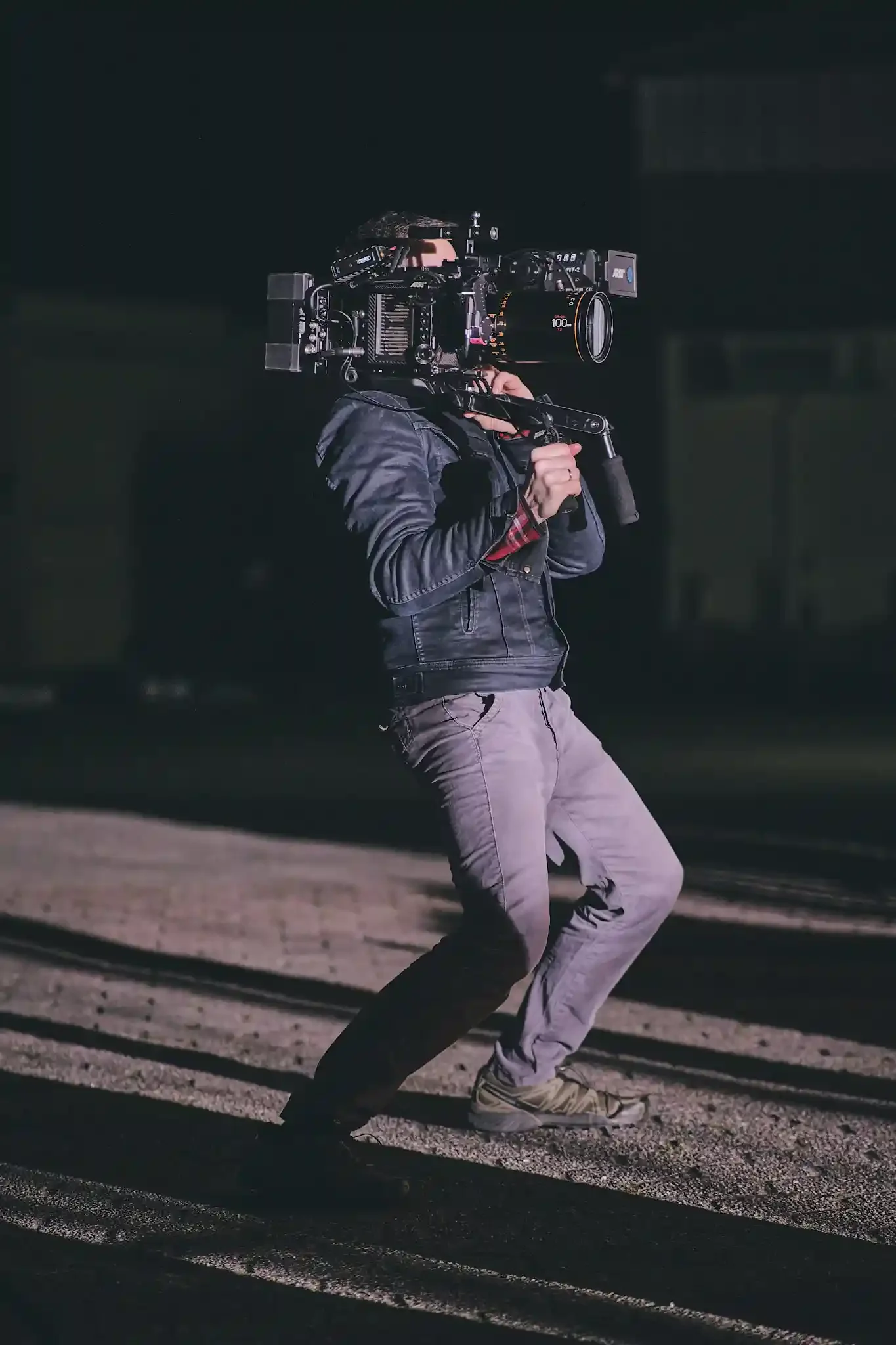 Marvin Beydemüller mit der Arri Alexa Mini LF am Set eines TV Werbespots