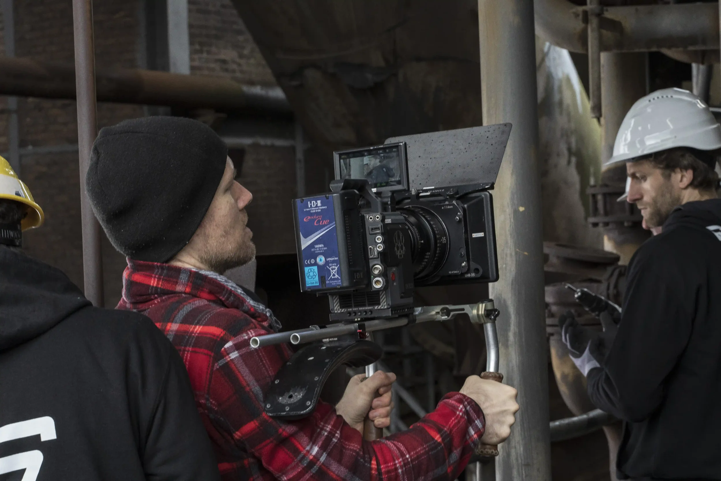 Marvin Beydemüller mit einer RED Kamera im Industriepark am Set für einen TV Werbespot.