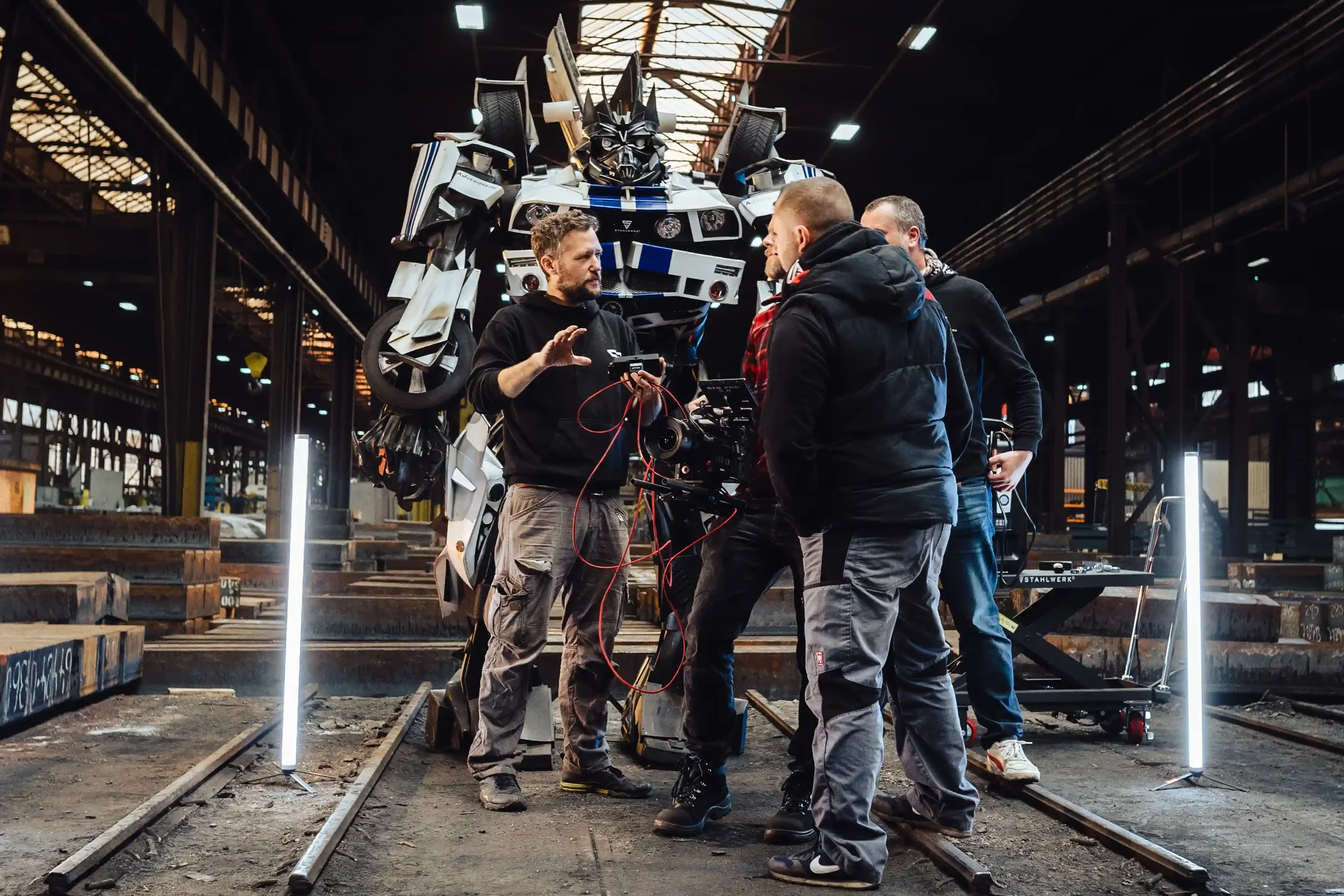 Jaco und Marvin Beydemüller am Set für einen TV Werbespot. Gedreht mit einer RED Kamera. Im Hintergrund steht ein Transformers Kostüm.