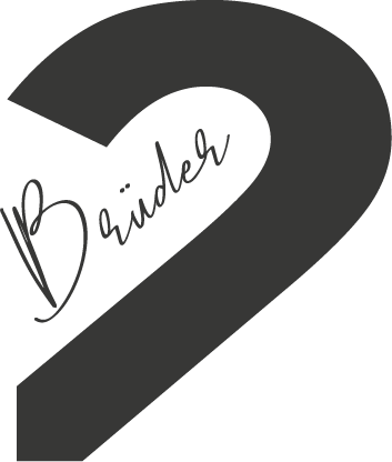 Schwarz-weißes Bild mit einem großen, schwarzen Fragezeichen und dem handschriftlichen Wort 'Brüder'.