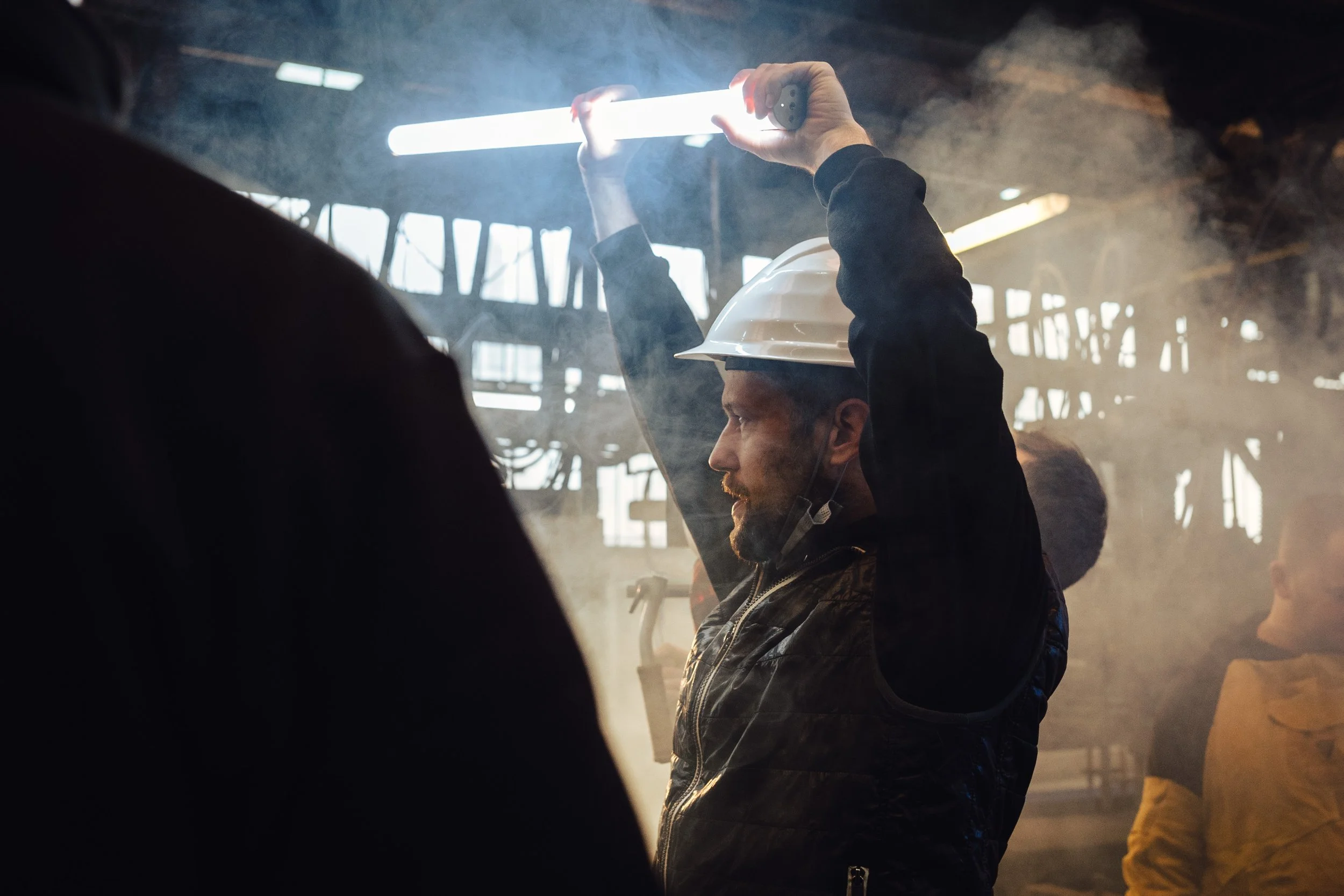 Jaco am Set eines TV Spots. Er hält eine Leuchtstoffröhre.