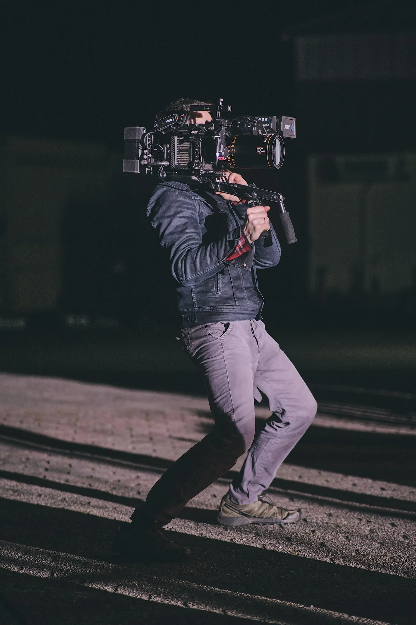 Marvin Beydemüller mit Schulterkamera. Er nutzt Anamorphic Festbrennweiten.