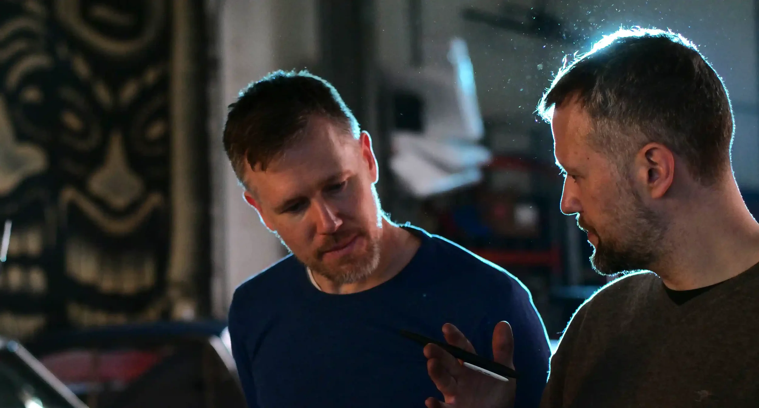 Jaco und Marvin Beydemüller führen Regie am Set für einen Fernsehwerbespot