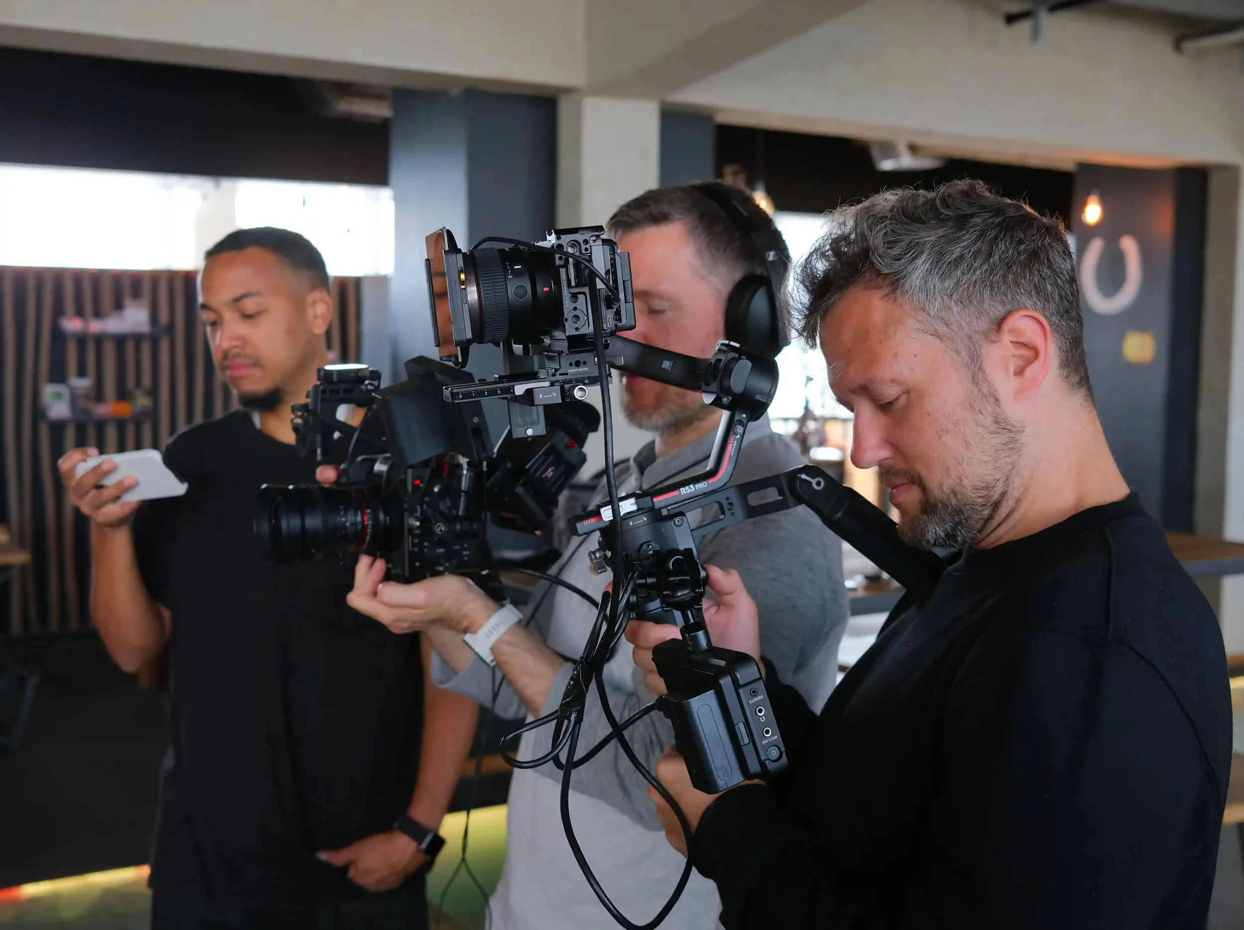Jaco und Marvin Beydemüller filmen ein Interview mit zwei Kameras.
