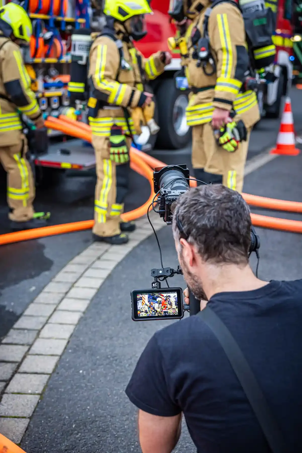 Jaco Beydemüller filmt Feuerwehrleute mit der Sony FX3 auf einem Gimbal von Ronin.