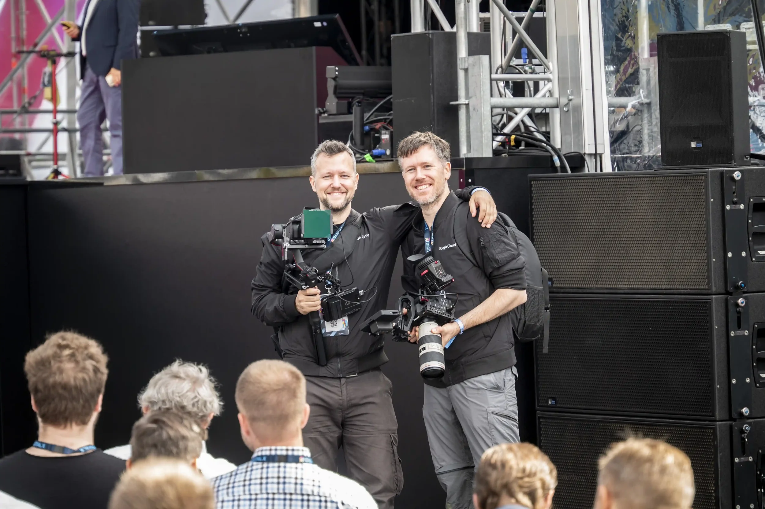 Jaco und Marvin Beydemüller vor der Bühne in Köln. 