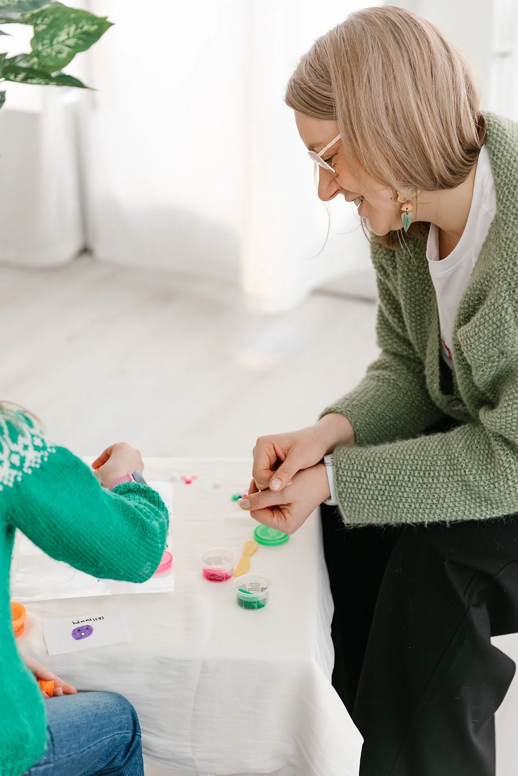 Terapeutti lapsiasiakkaan kanssa pelaamassa terapeuttista peliä.