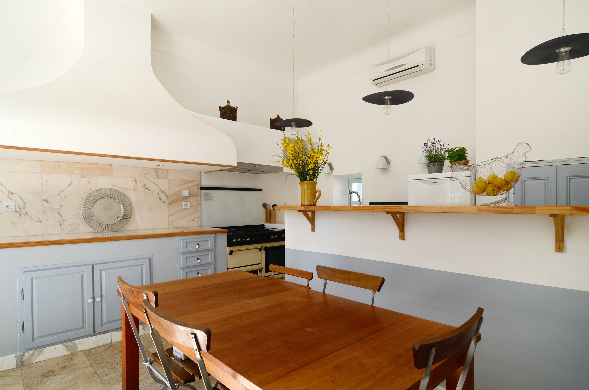 cuisine table hotte bar gazinière2.jpg