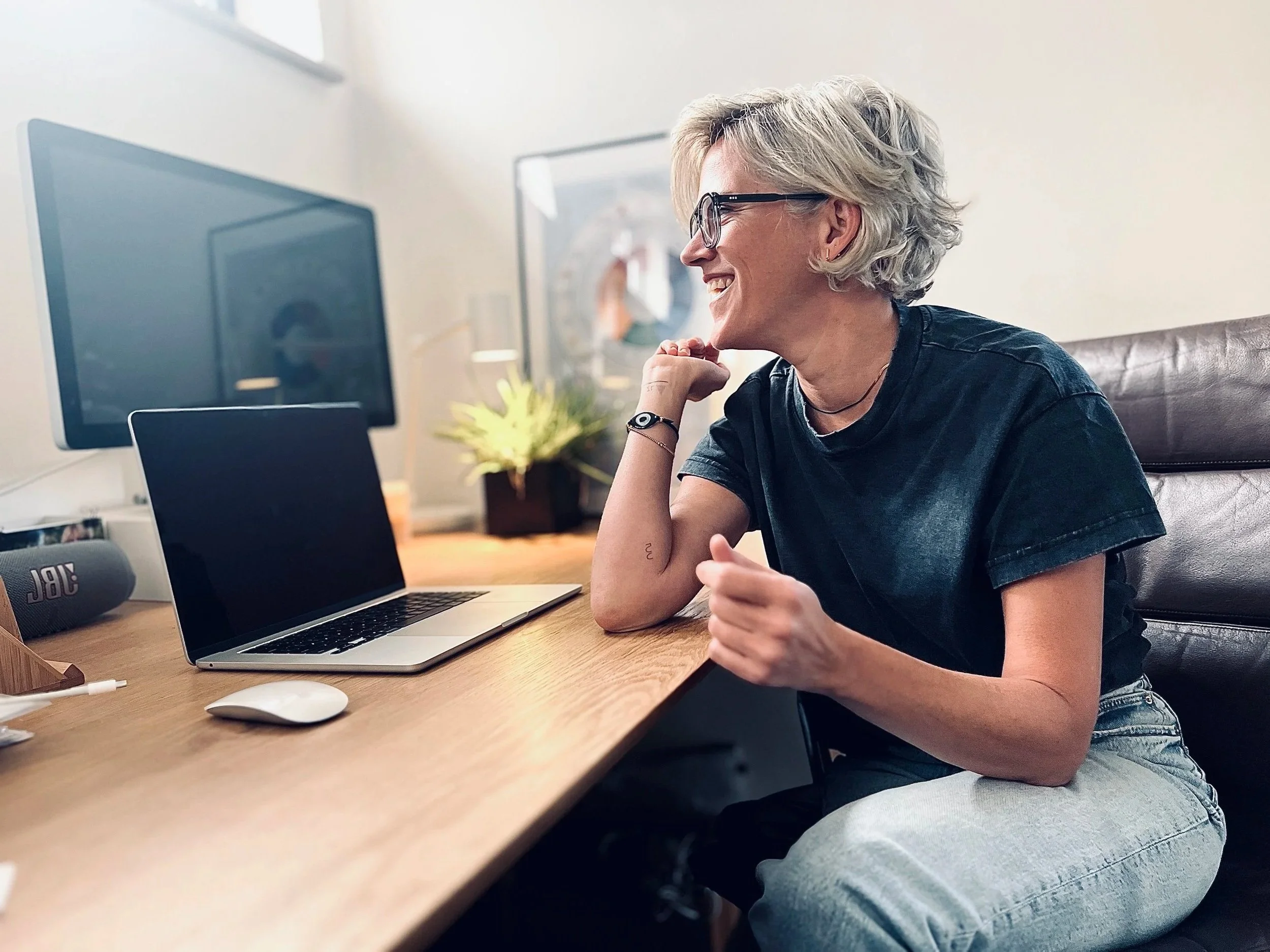 Florien Pénard tijdens een online consult over Ayurveda en vrouwengezondheid.